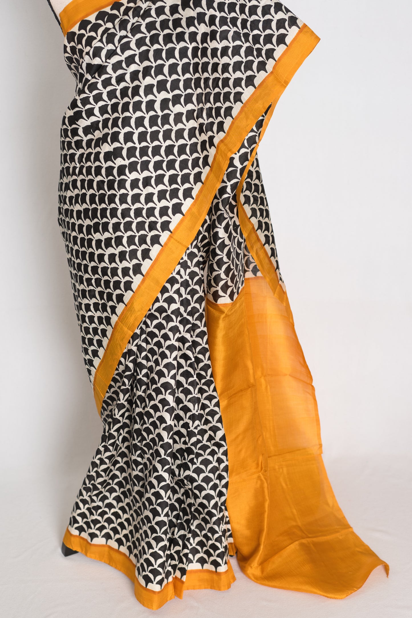 Sandhya : Black and Off-White Geometric Printed Murshidabad Pure Silk Saree image 6