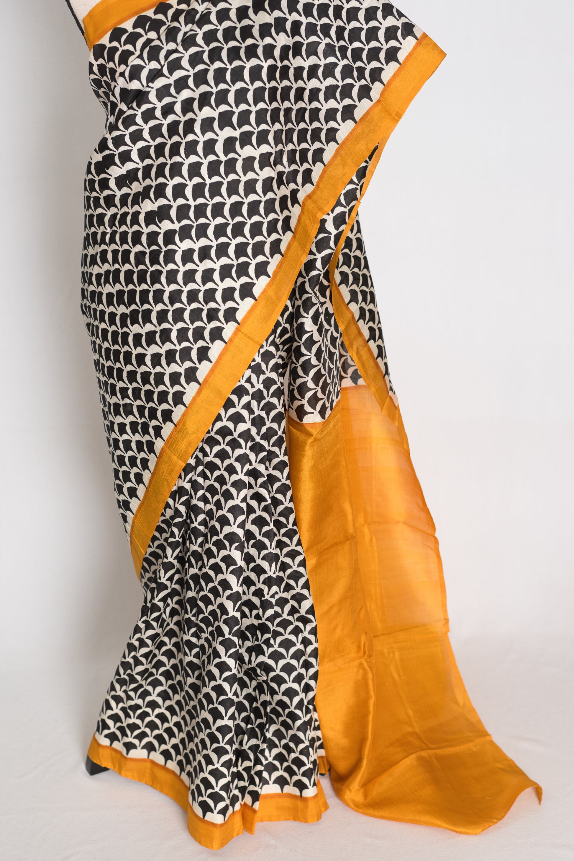 Sandhya : Black and Off-White Geometric Printed Murshidabad Pure Silk Saree image 6