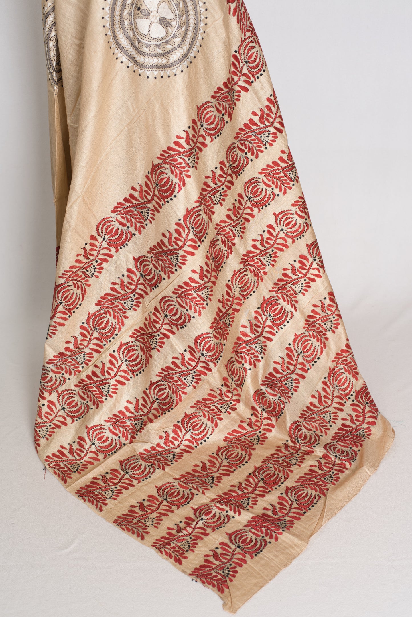 Mati : Pure Gachi Tussar Hand Embroidered Kantha Stitch Saree in Beige image 3
