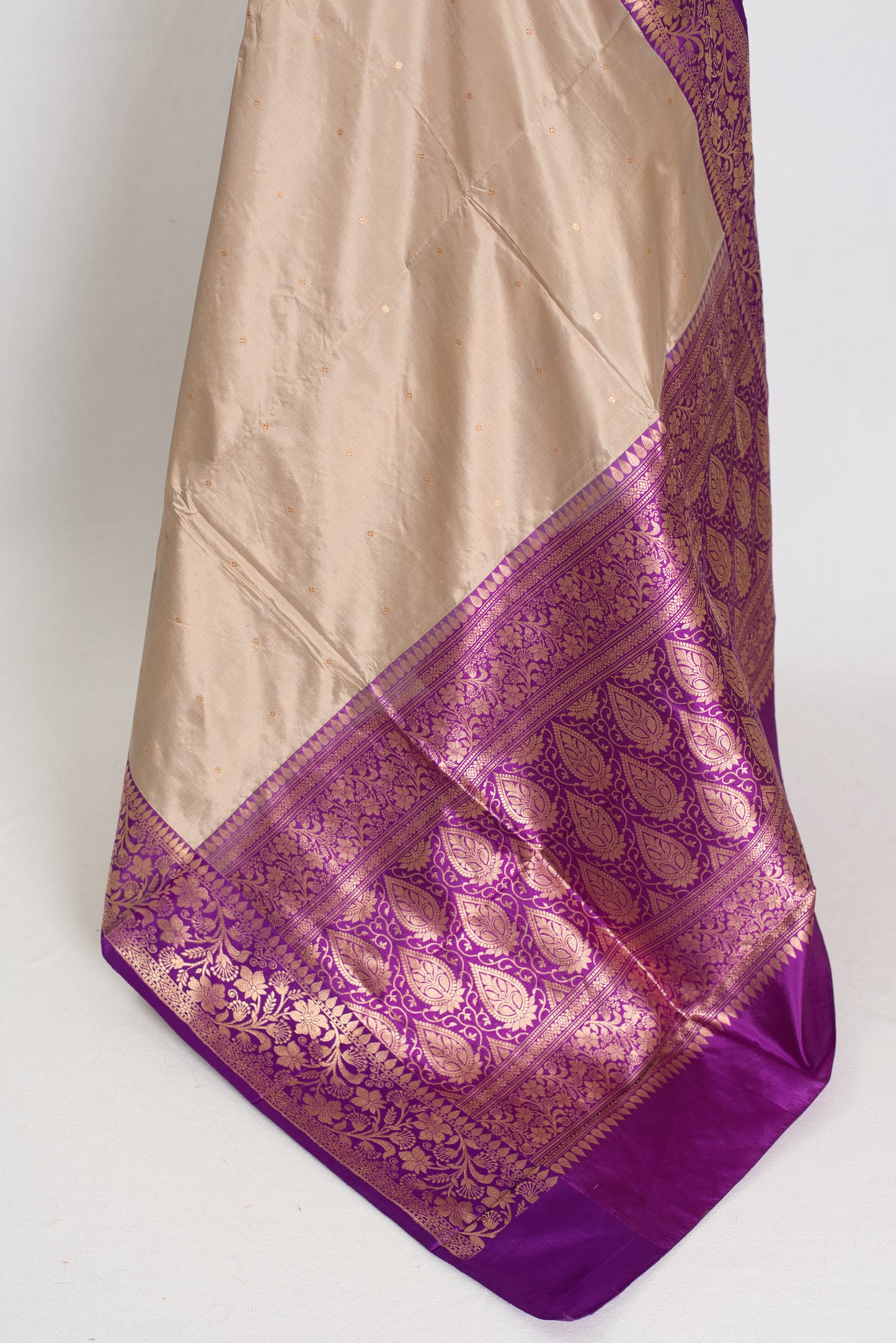 Isha : Certified Silk Banarasi Saree in Clay White and Purple image 3