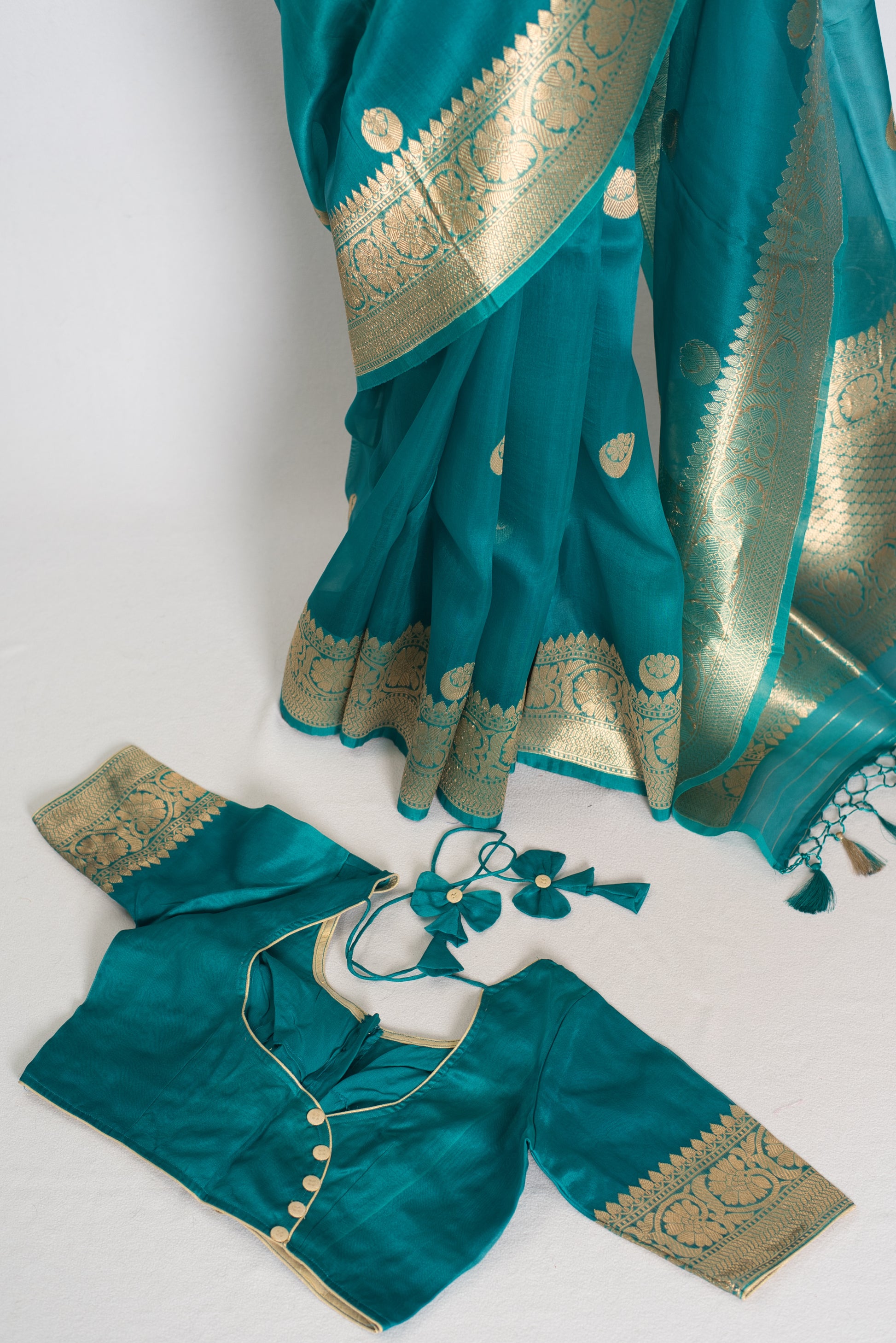 Ritaja : Rama Green and Gold Kora Organza Banarasi Saree with 38 Size Blouse image 2