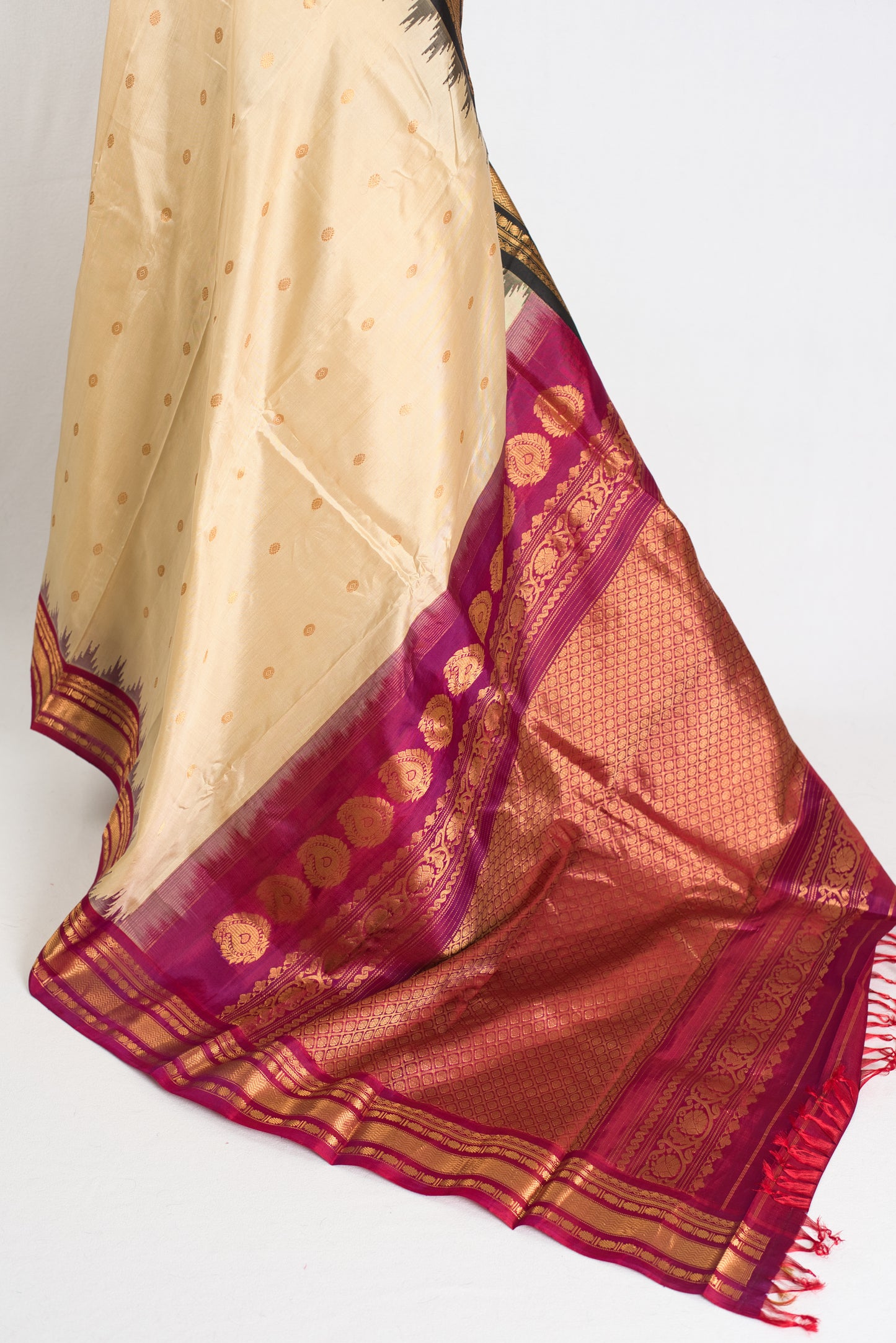 Meera : Ganga Jamuna Border Gadwal Silk Saree in Beige with Purple and Black image 3