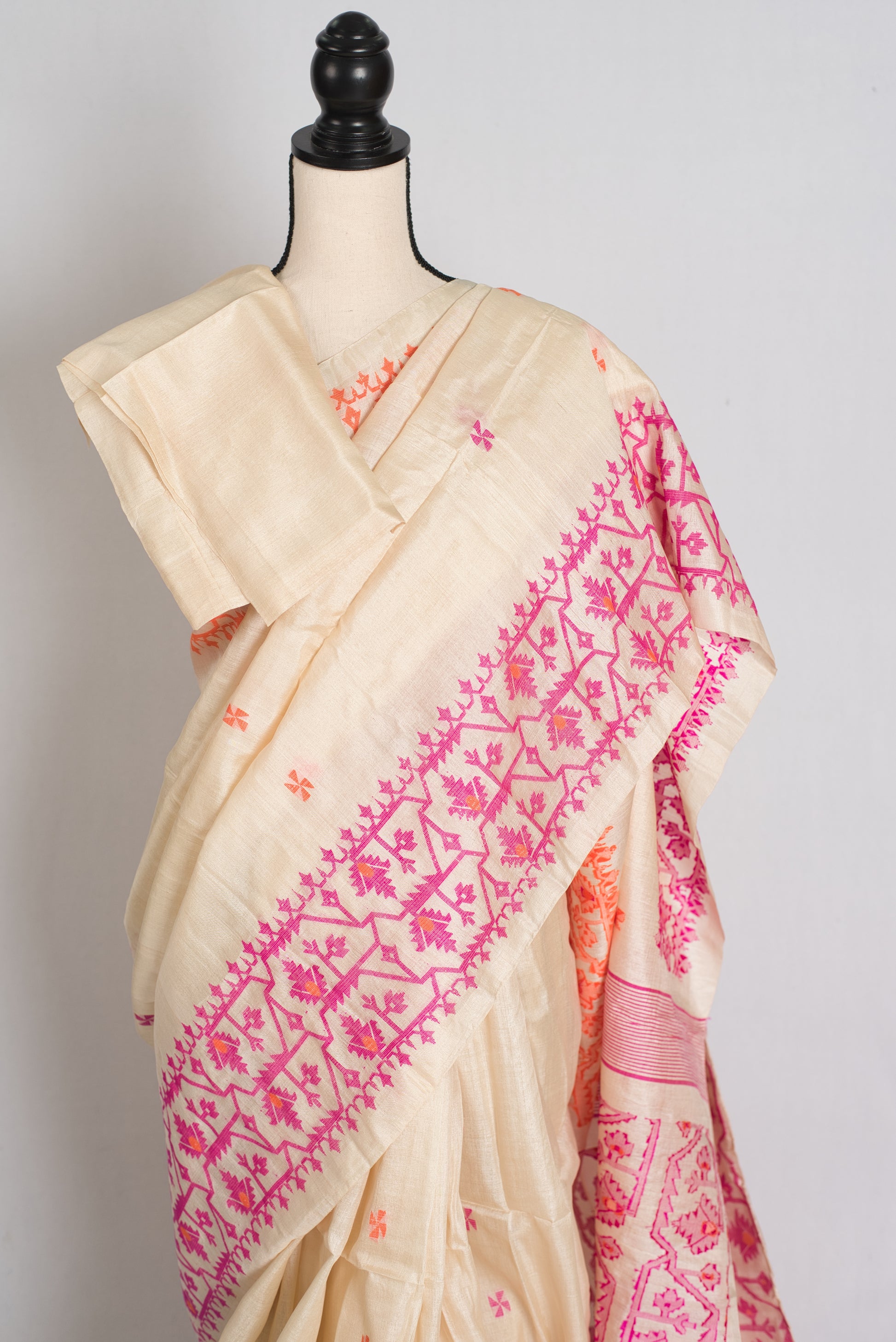Nandini : Bengal Tussar Jamdani Saree with Ganga Jamuna Border. image 2