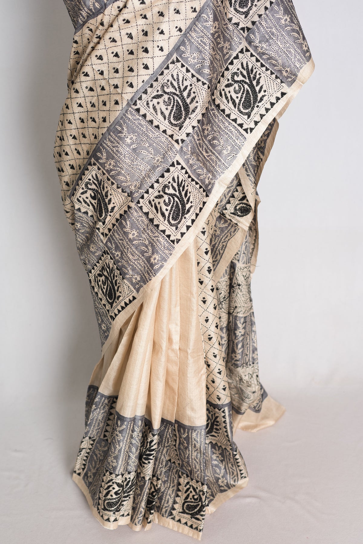 Rhythm : Beige Hand Embroidery Kantha Stitch Gachi Tussar Silk Saree image 5