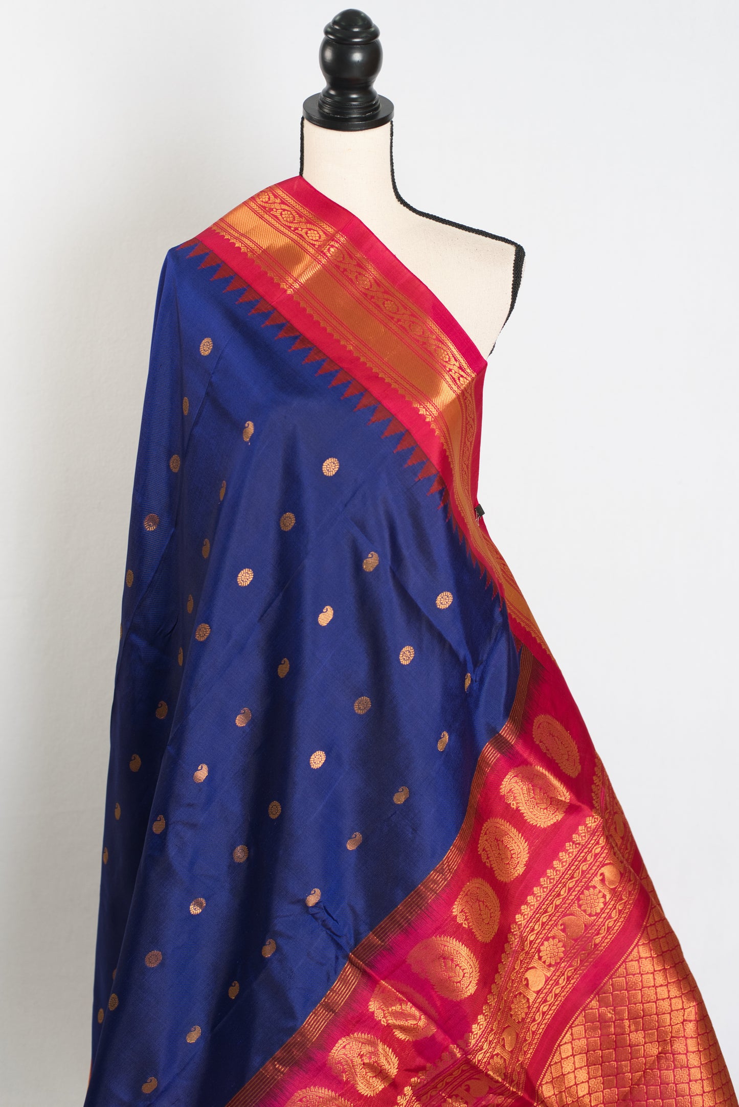 Nayna : Traditional Gadwal Silk Saree in Midnight Blue and Magenta image 3