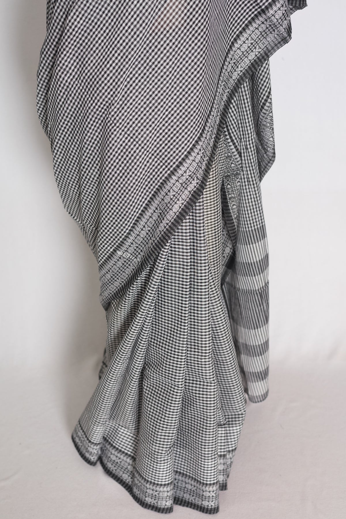 Mritika: Black and White Gamcha Checks Soft Cotton Dhaniakhali Saree image 5