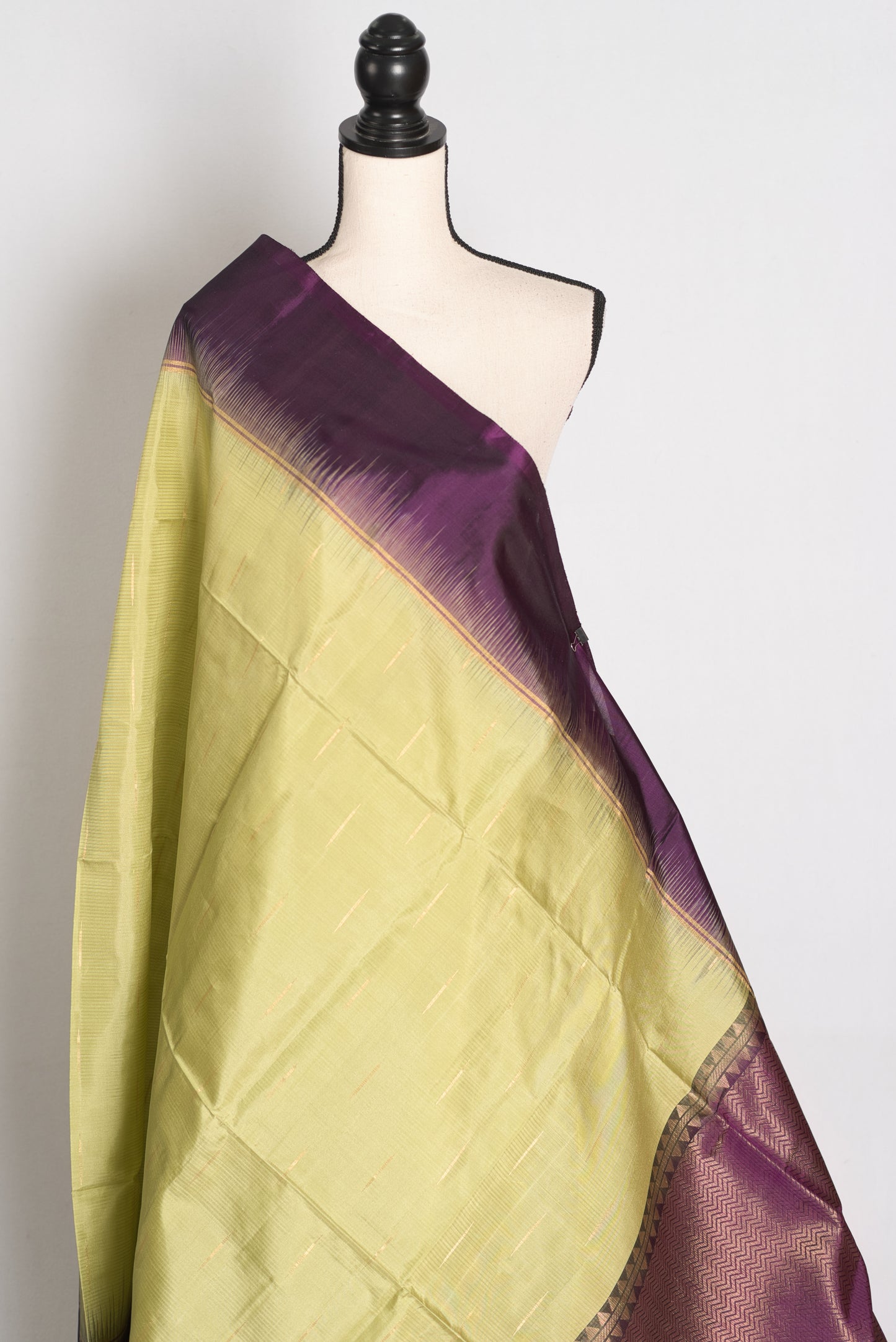 Ila : Lime Green and Deep Purple Lightweight Kanjivaram Silk Saree image 4
