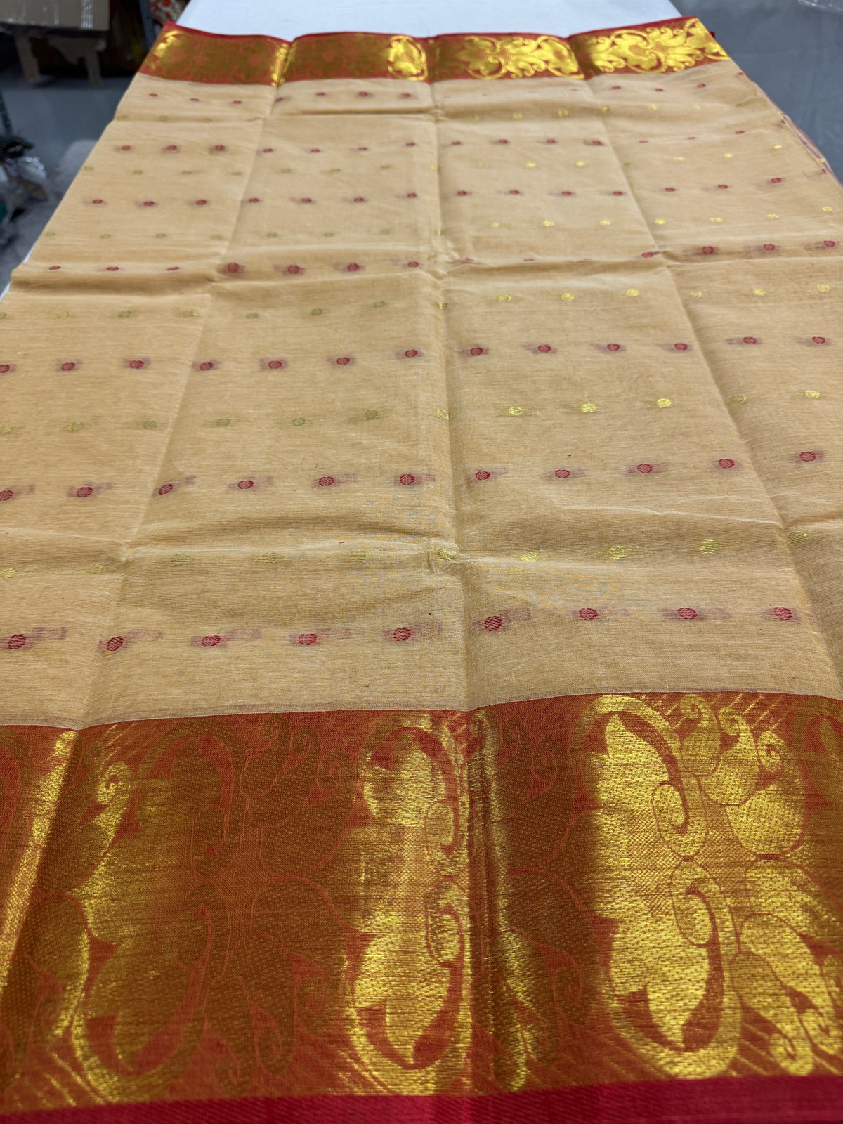 Beige and Red Tant saree — pallu view