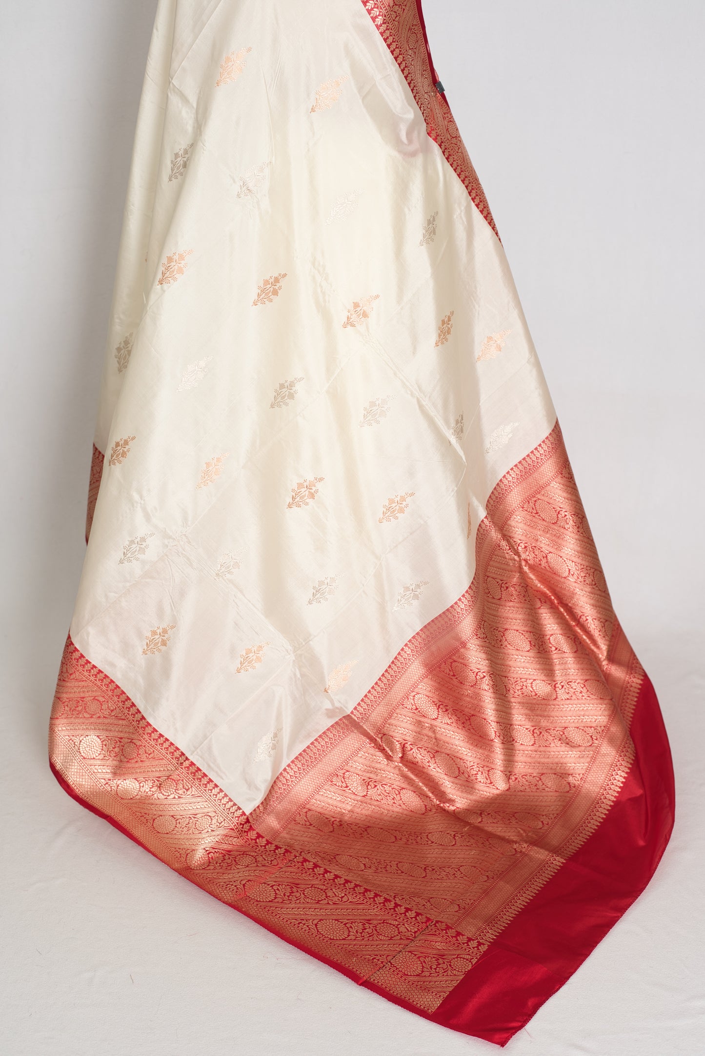 Stuti : White and Red Handwoven Pure Silk Banarasi Saree | Silk Mark Certified image 4