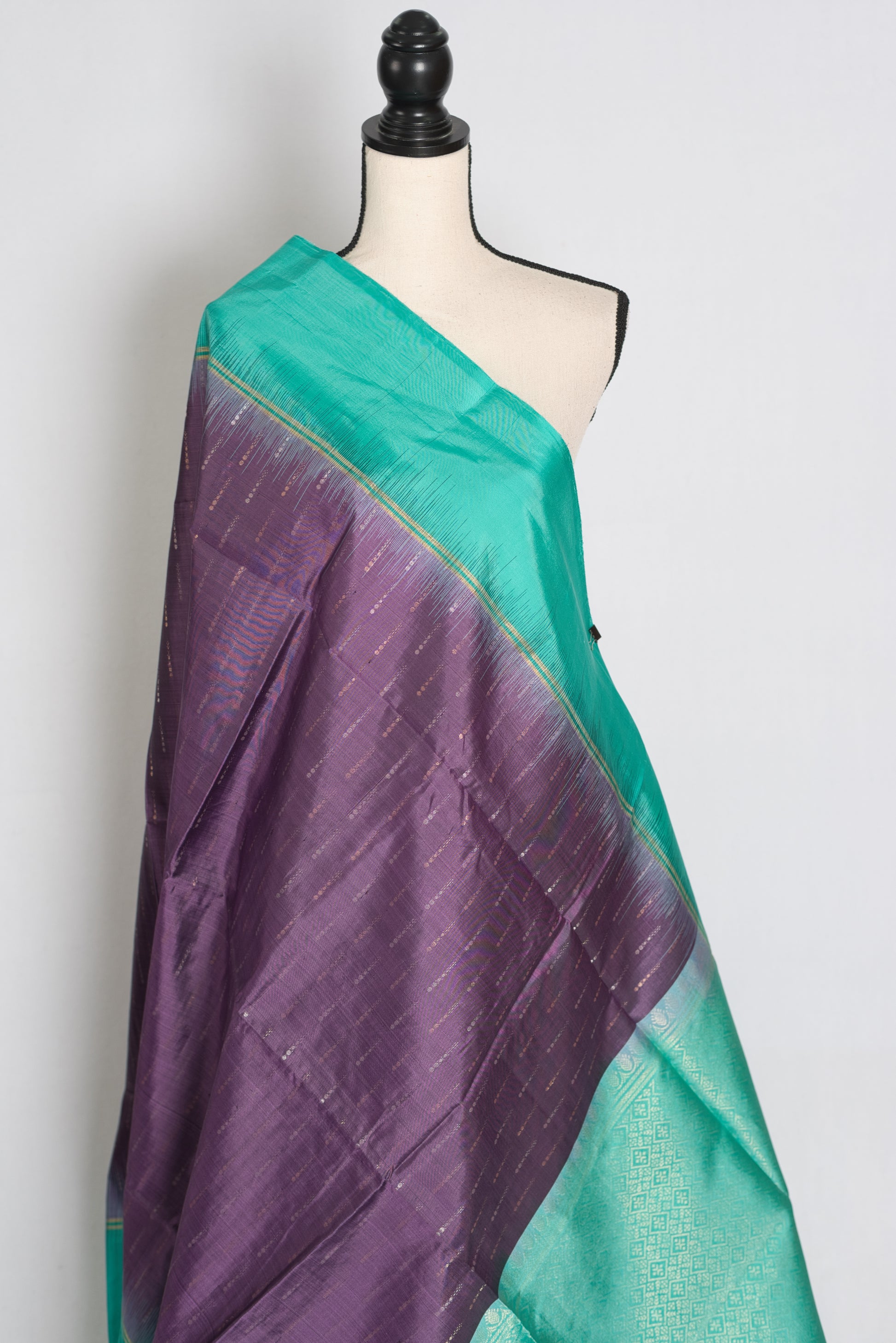 Iniya Violet and Sea Green Lightweight Kanjivaram Silk Saree image 4