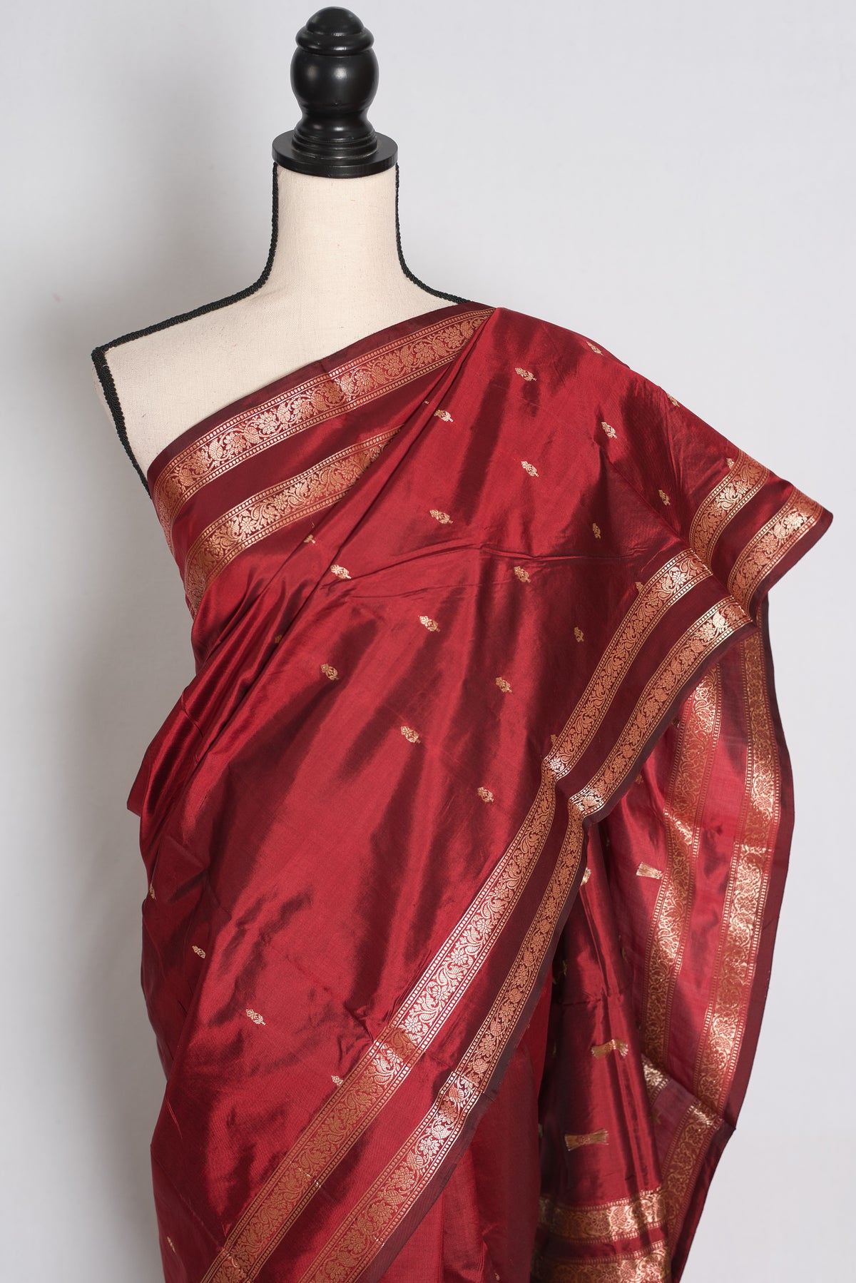 Maya: Chilli Red Handwoven Lightweight Banarasi Silk Saree with Blouse Piece image 3