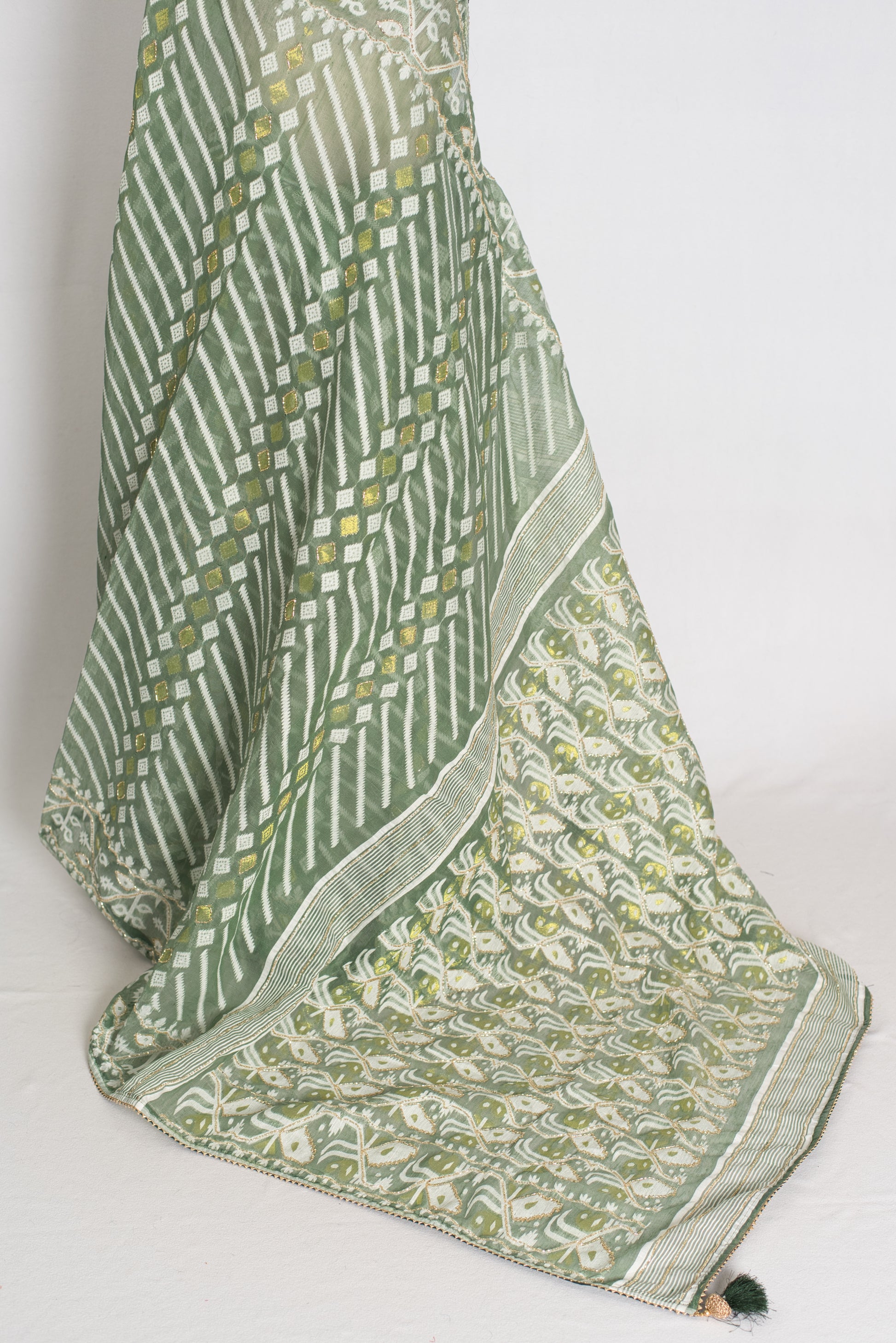 Heena – Soothing Green and White Blended Cotton Jamdani Saree image 3