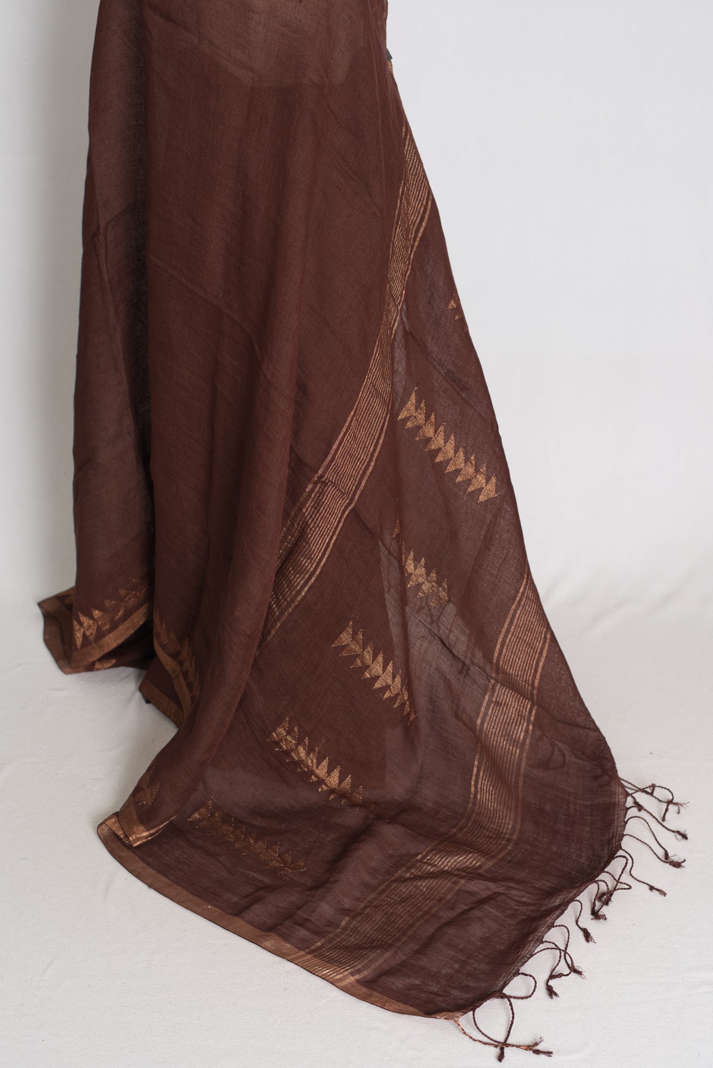 Keya : Dark Brown and Antique Gold Handwoven Linen by Linen Jamdani Saree image 3