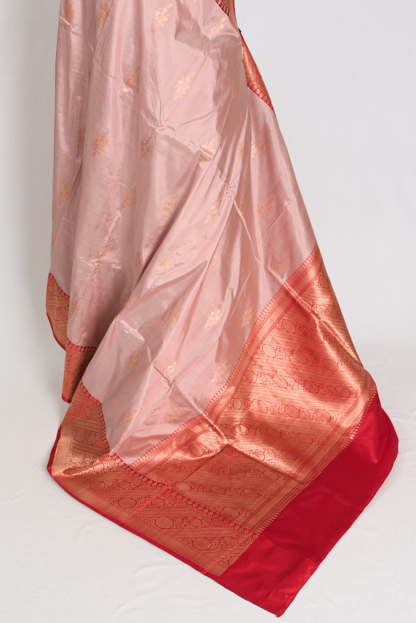 Bidisha : Certified Silk Banarasi Saree in English Mauve and Bright Red image 3