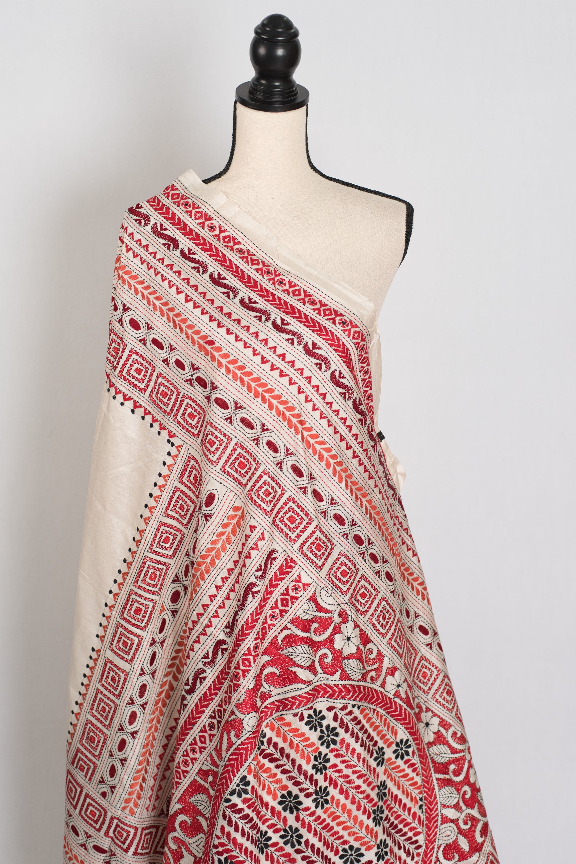 Snigdha: Silk Mark Certified Hand Embroidery Kantha Silk Saree in Off White image 3