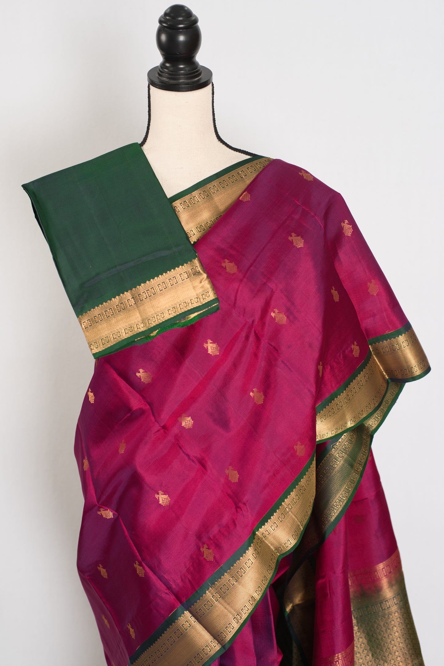 Kanta: Magenta & Bottle Green Kanjivaram Silk Saree | Silk Mark image 2