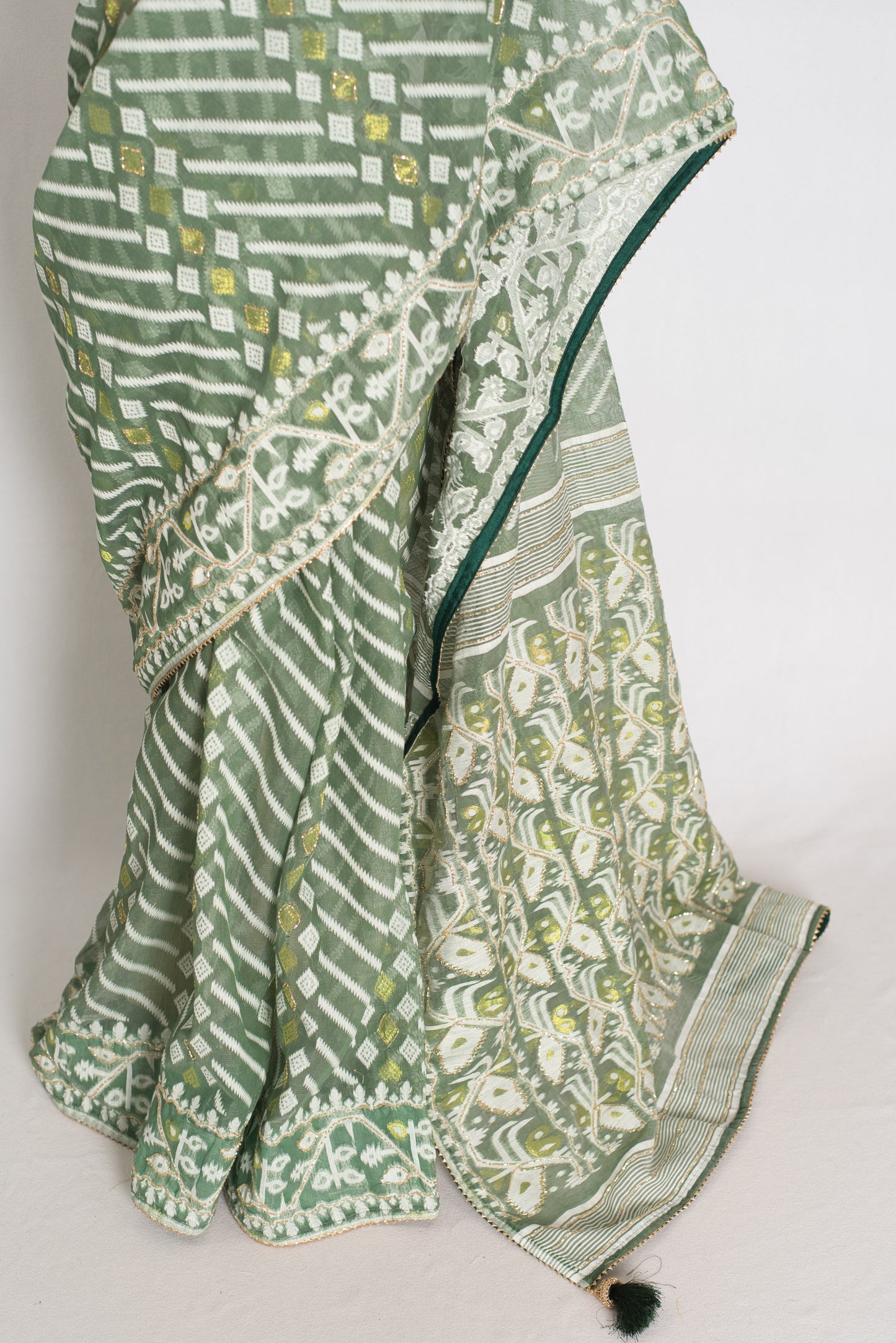 Heena – Soothing Green and White Blended Cotton Jamdani Saree image 4
