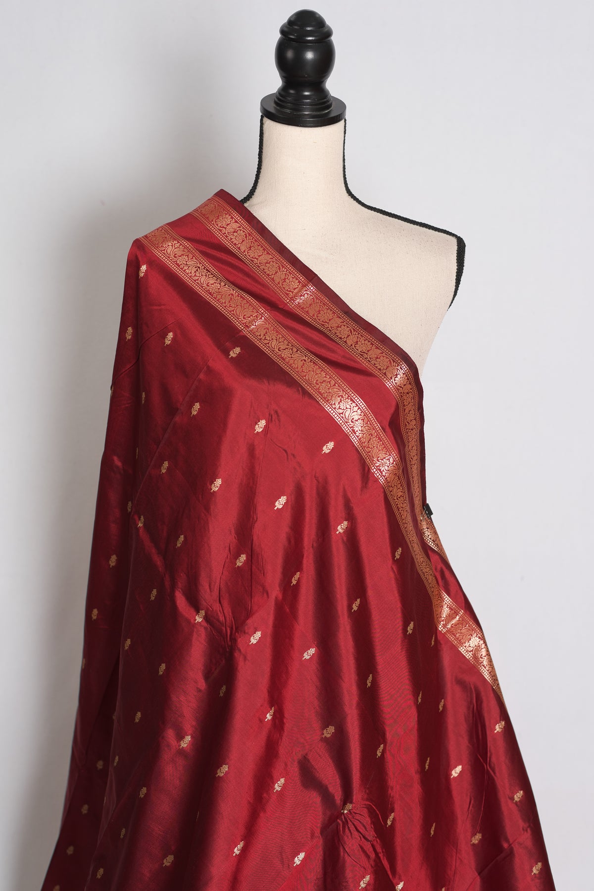 Maya: Chilli Red Handwoven Lightweight Banarasi Silk Saree with Blouse Piece image 5