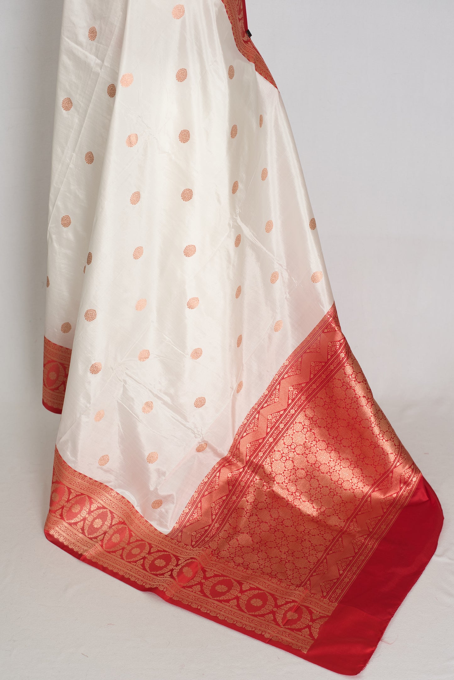 Shreya : White and Red Handwoven Katan Silk Banarasi Saree | Silk Mark Certified image 3