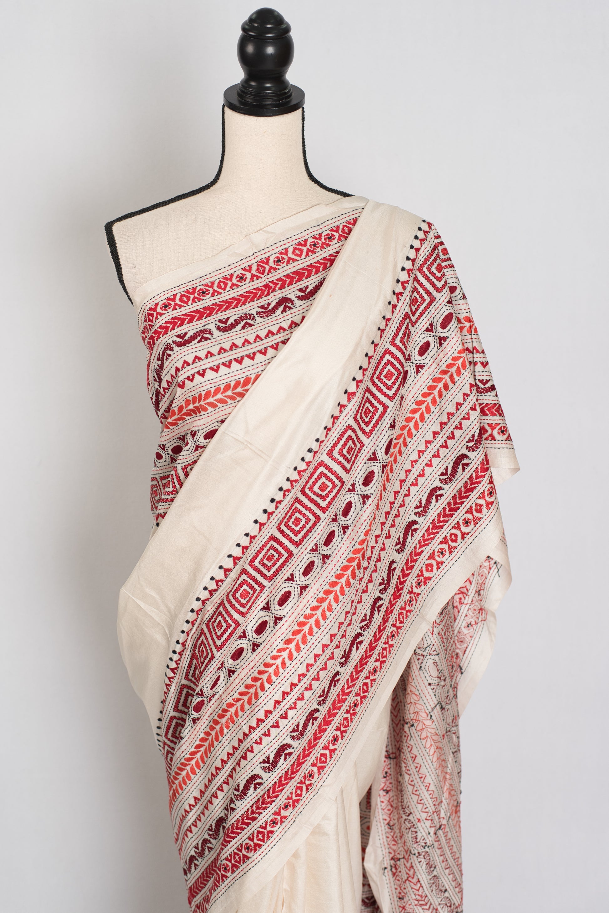 Snigdha: Silk Mark Certified Hand Embroidery Kantha Silk Saree in Off White image 5