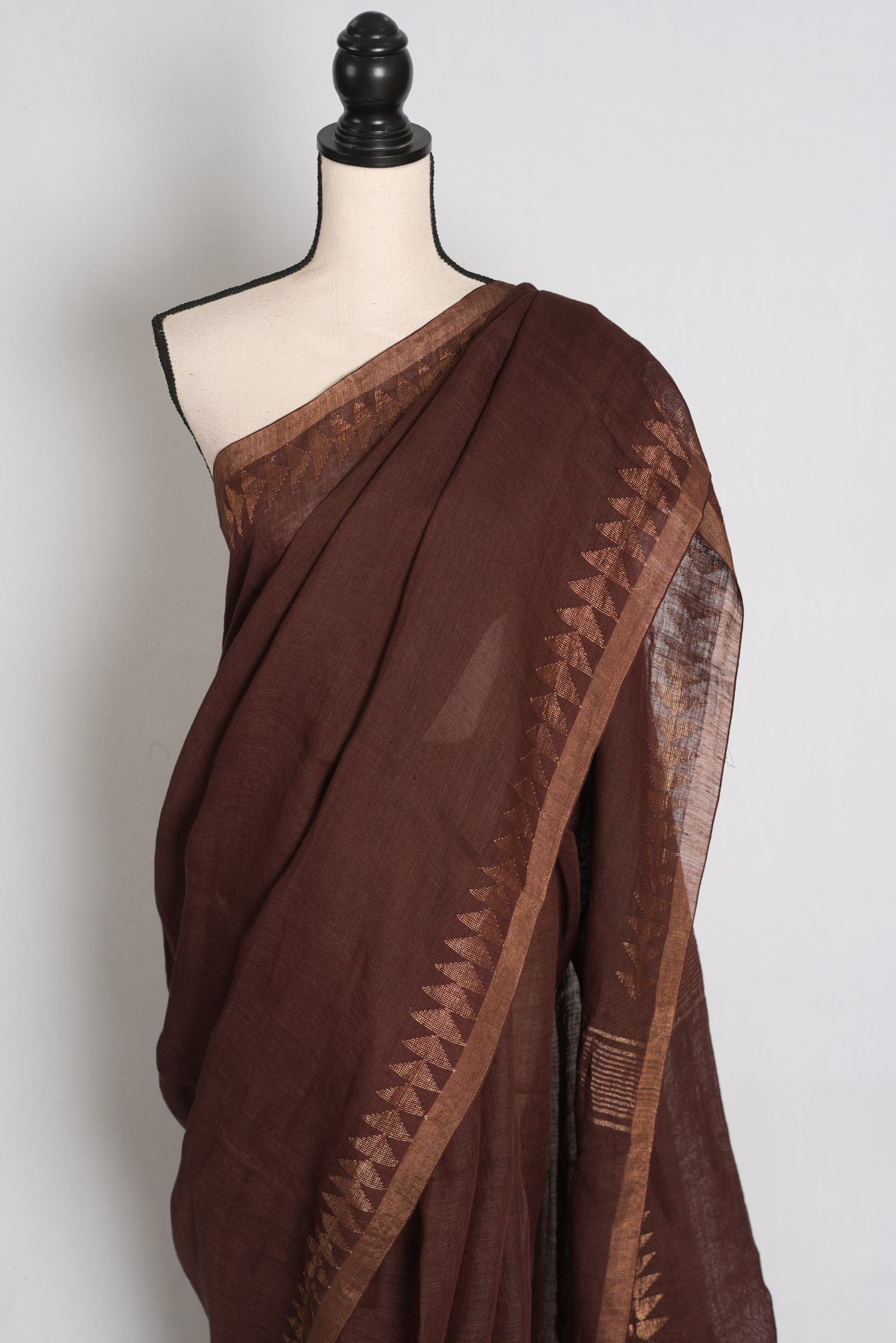 Keya : Dark Brown and Antique Gold Handwoven Linen by Linen Jamdani Saree image 5