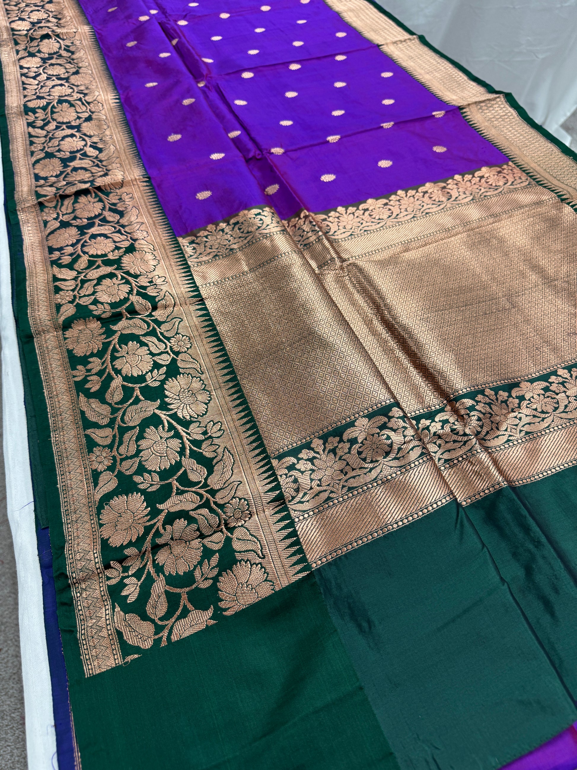 Hemlata : Silk Mark Certified Banarasi Silk Saree in Purple and Green image 3