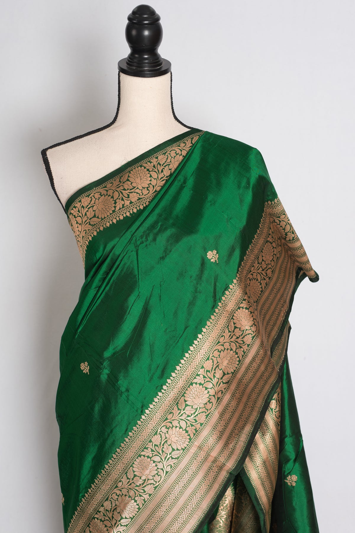 Farheen: Emerald Green and Gold Banarasi Mango Silk Saree with Blouse Piece image 3