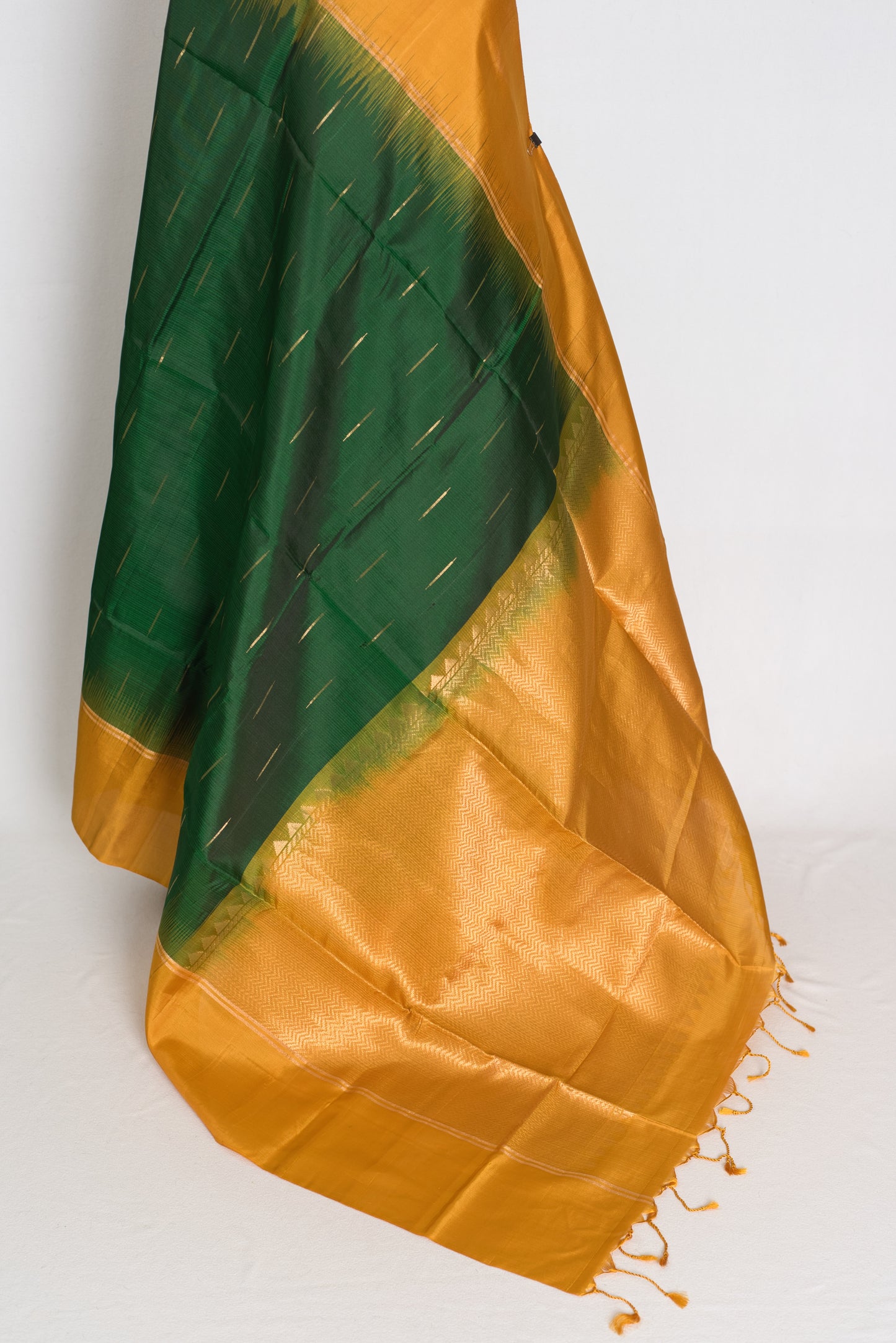 Malathi : Bottle Green and Chrome Yellow Lightweight Kanjivaram Silk Saree image 2