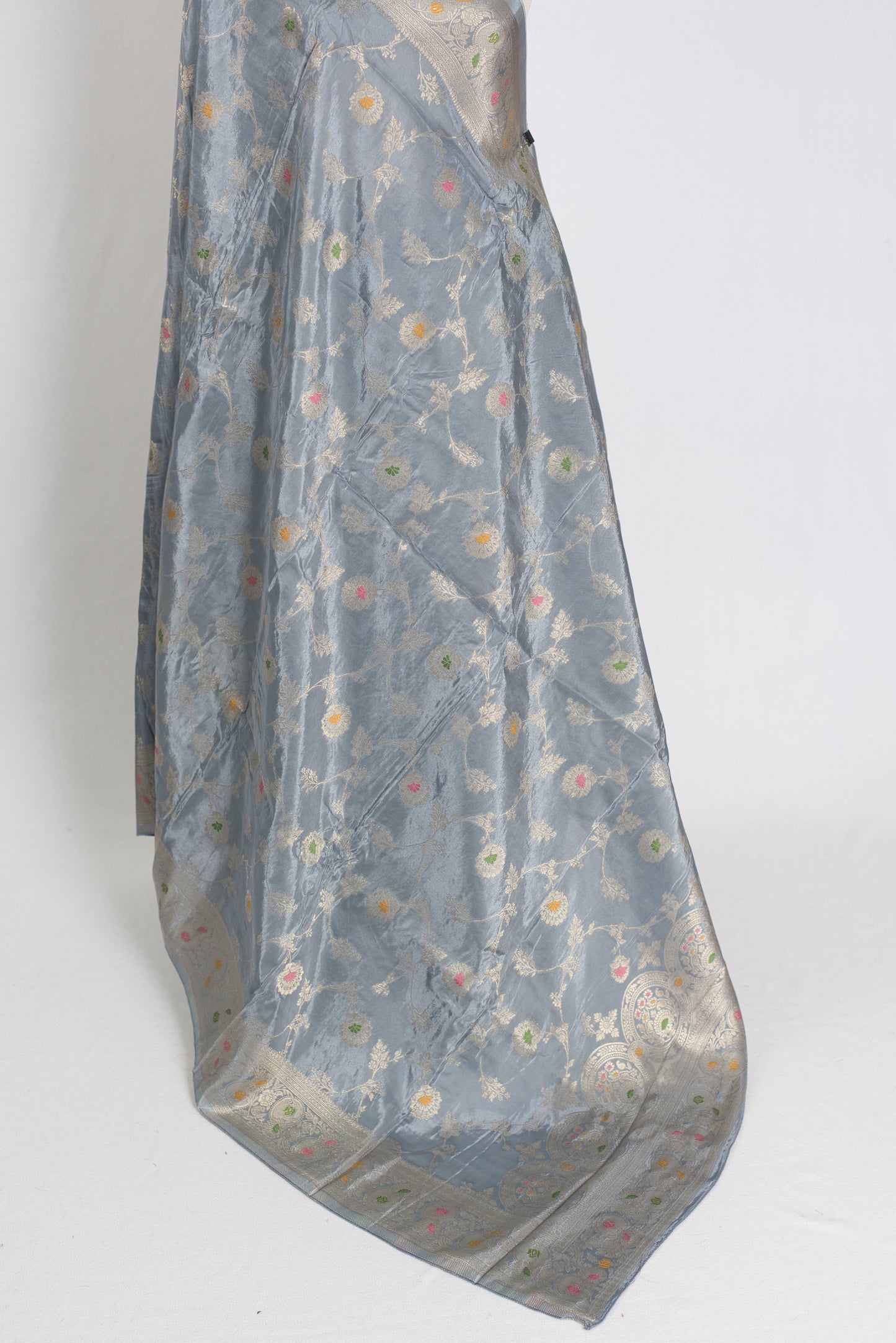 Damini : Semi Crepe Silk Jaal Banarasi Saree in Grey and Muted Gold image 3