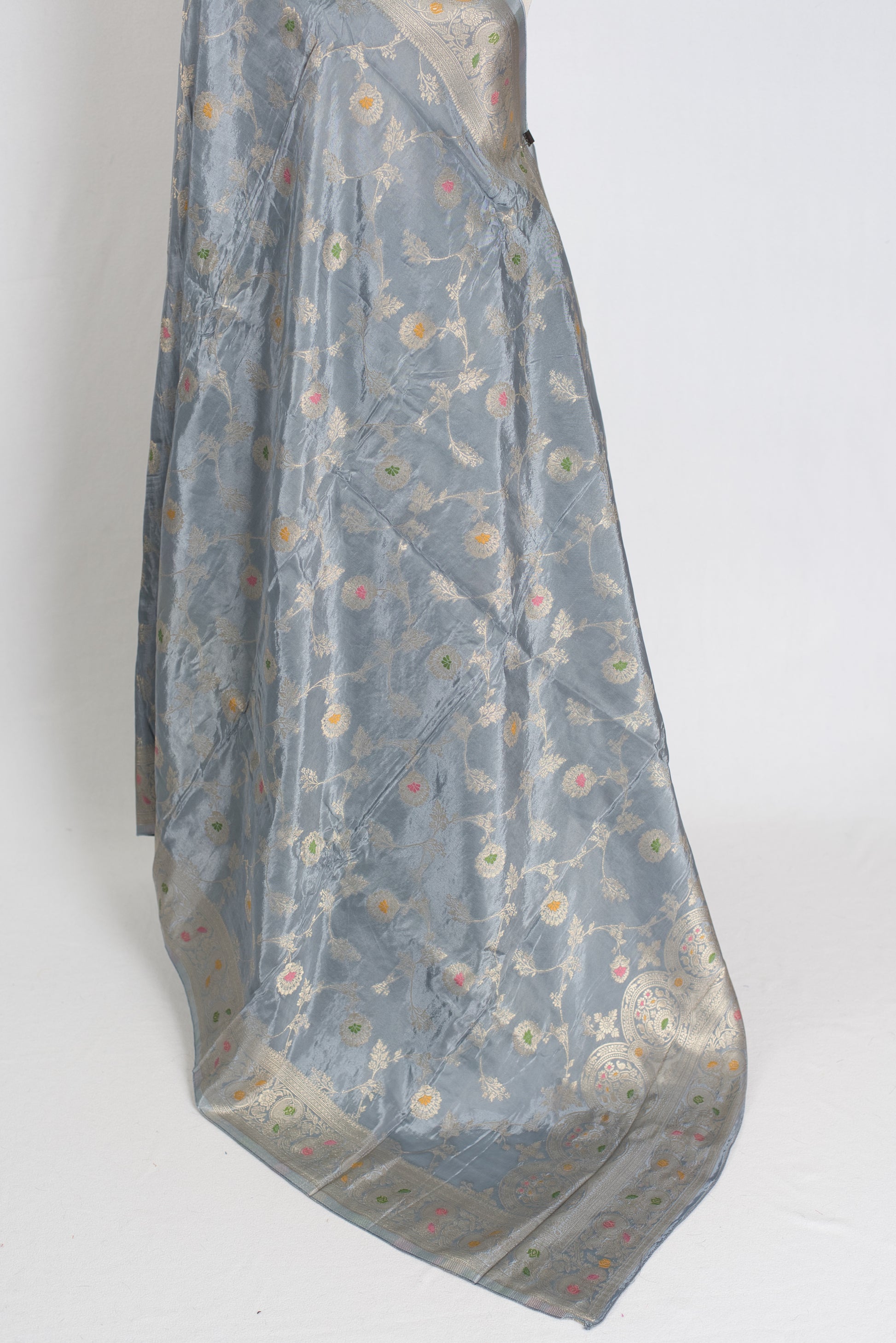 Damini : Semi Crepe Silk Jaal Banarasi Saree in Grey and Muted Gold image 3