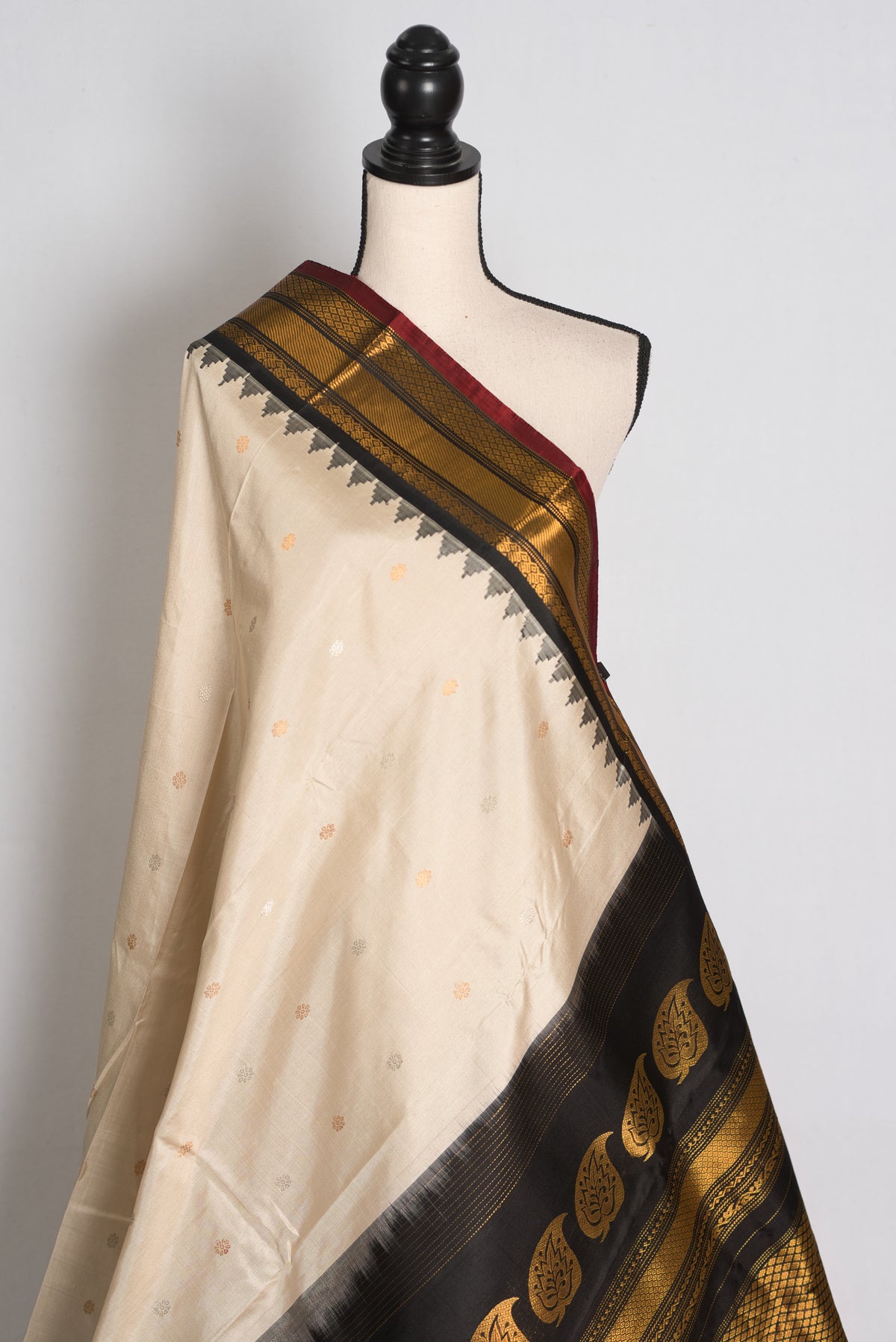Rohini : Cream and Black Handwoven Pure Gadwal Silk Saree with Kanjivaram Style image 4