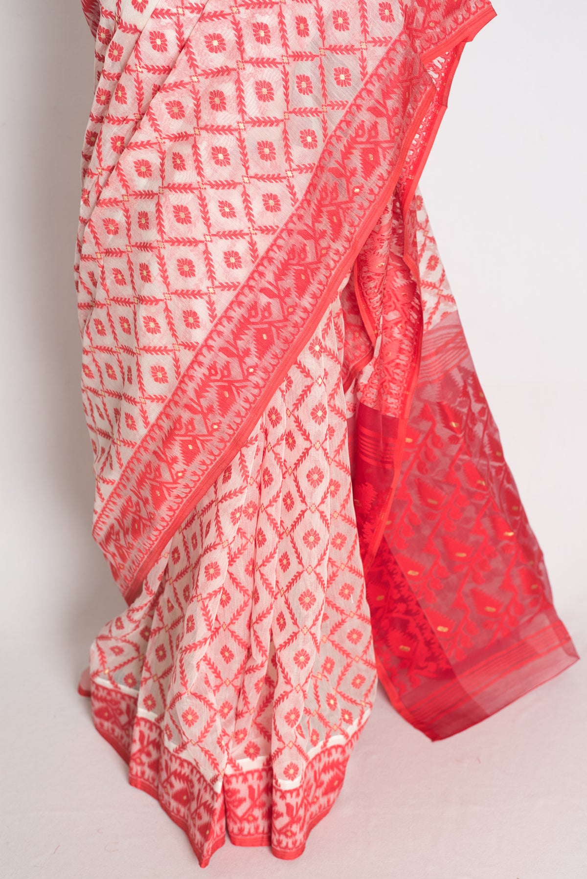 Ila : White and Red Blended Soft Cotton Bengali Jamdani Saree image 5