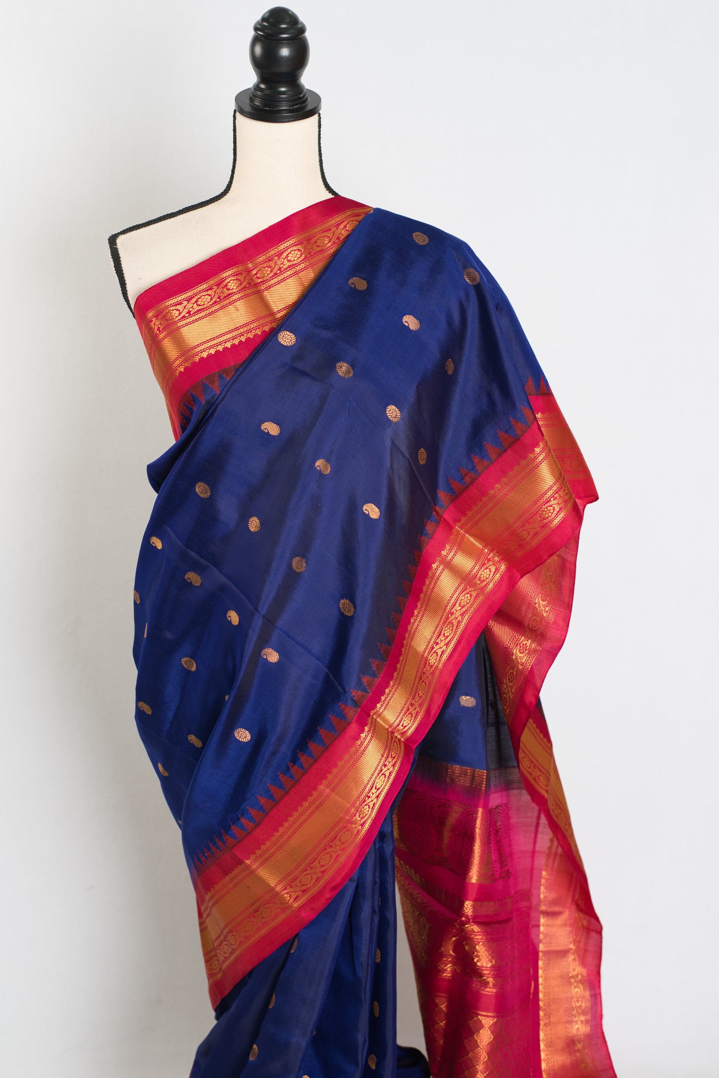 Nayna : Traditional Gadwal Silk Saree in Midnight Blue and Magenta image 6