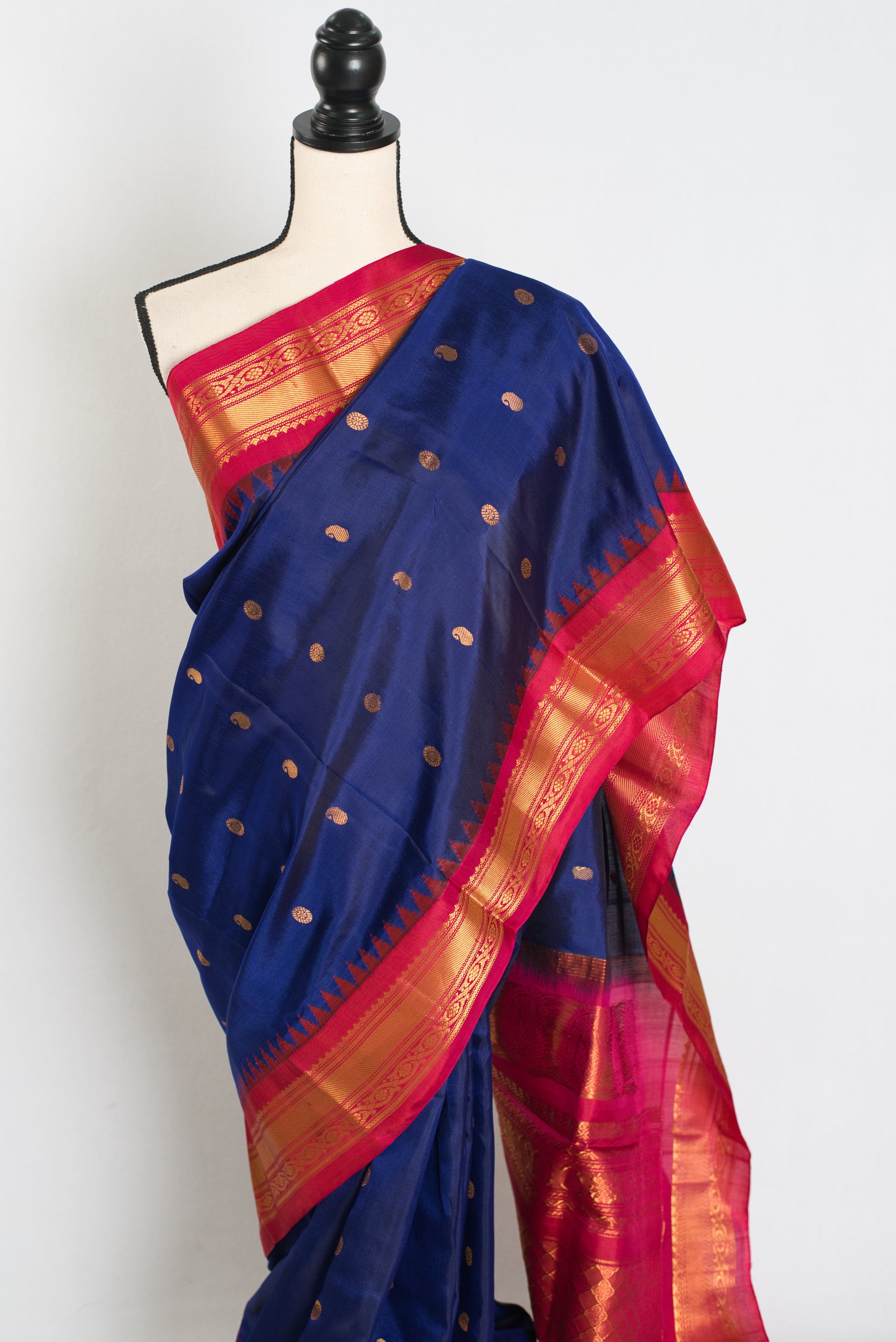 Nayna : Traditional Gadwal Silk Saree in Midnight Blue and Magenta image 6