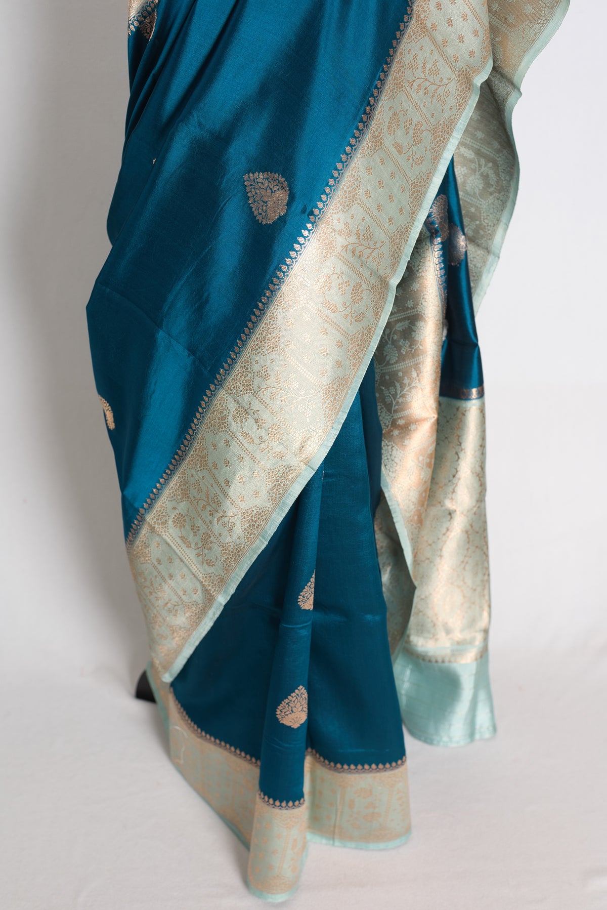 Jugagni: German Blue and Sea Green Mango Silk Banarasi Saree image 5
