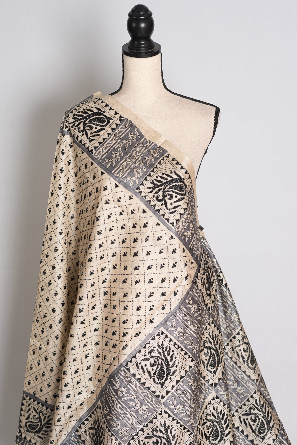 Rhythm : Beige Hand Embroidery Kantha Stitch Gachi Tussar Silk Saree image 3