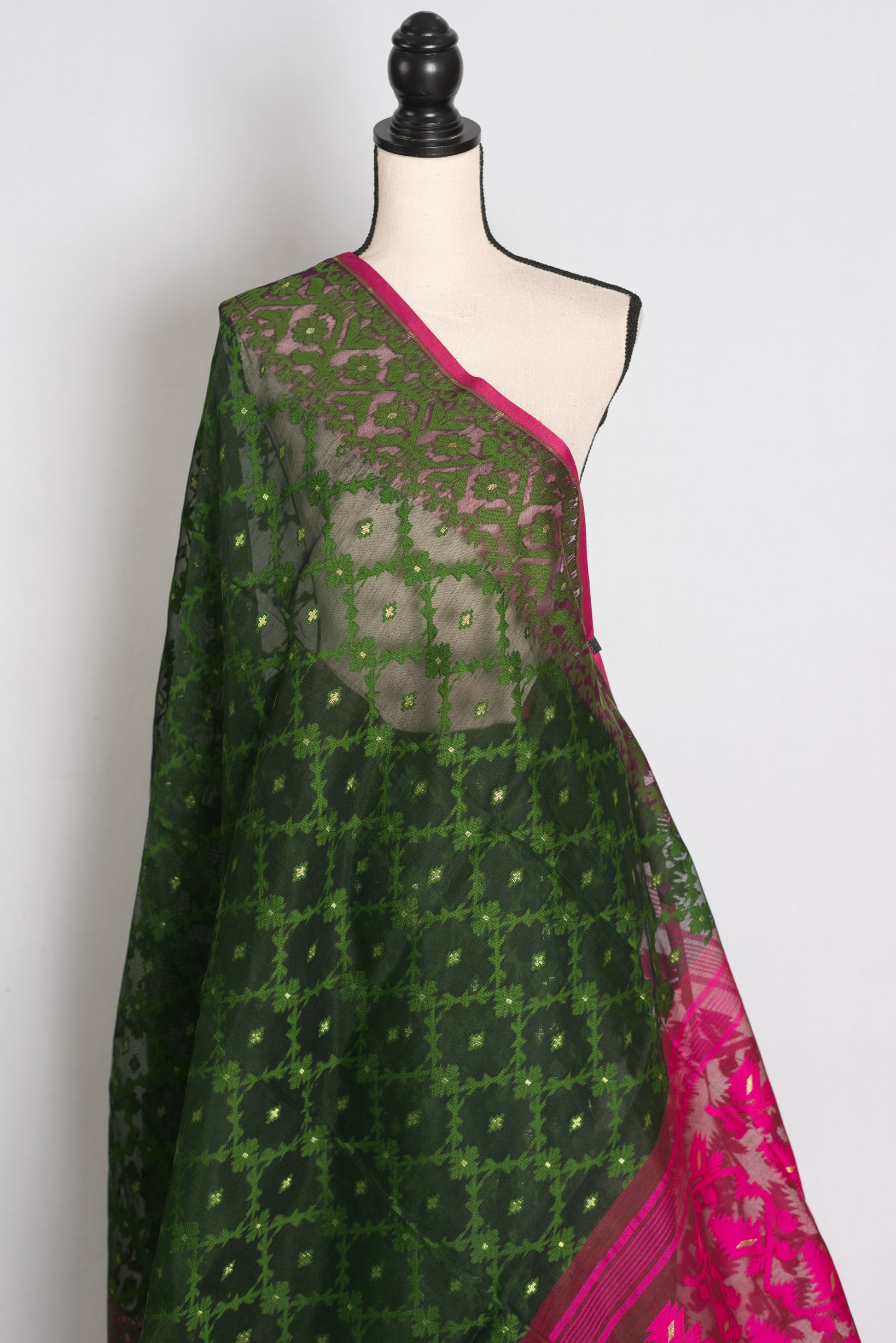 Tia : Bottle Green Soft Blended Cotton Jamdani Saree with Pink Selvage image 3