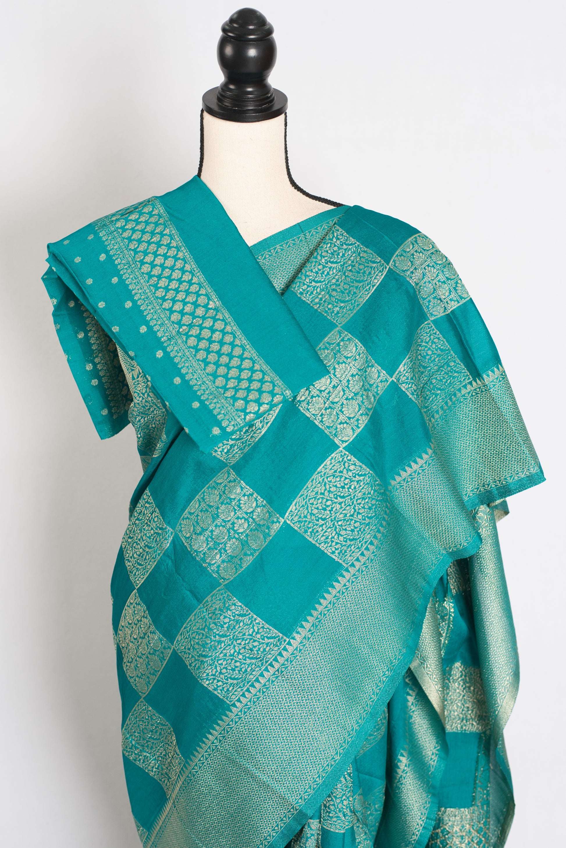 Rama : Green Semi Crepe Georgette Banarasi Saree with Designer Gold Zari Work image 2