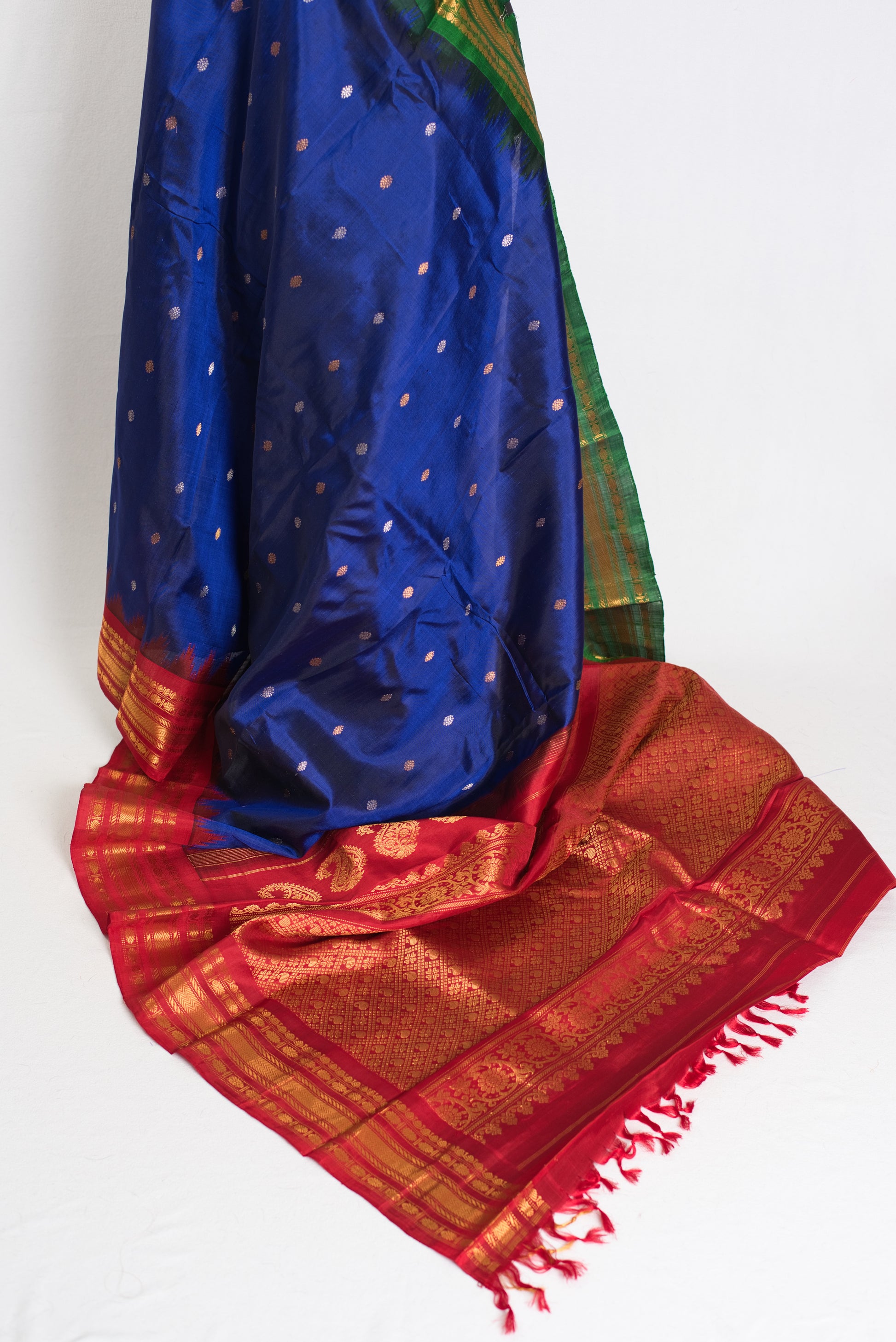 Girija : Ganga Jamuna Border Gadwal Silk Saree in Midnight Blue image 3