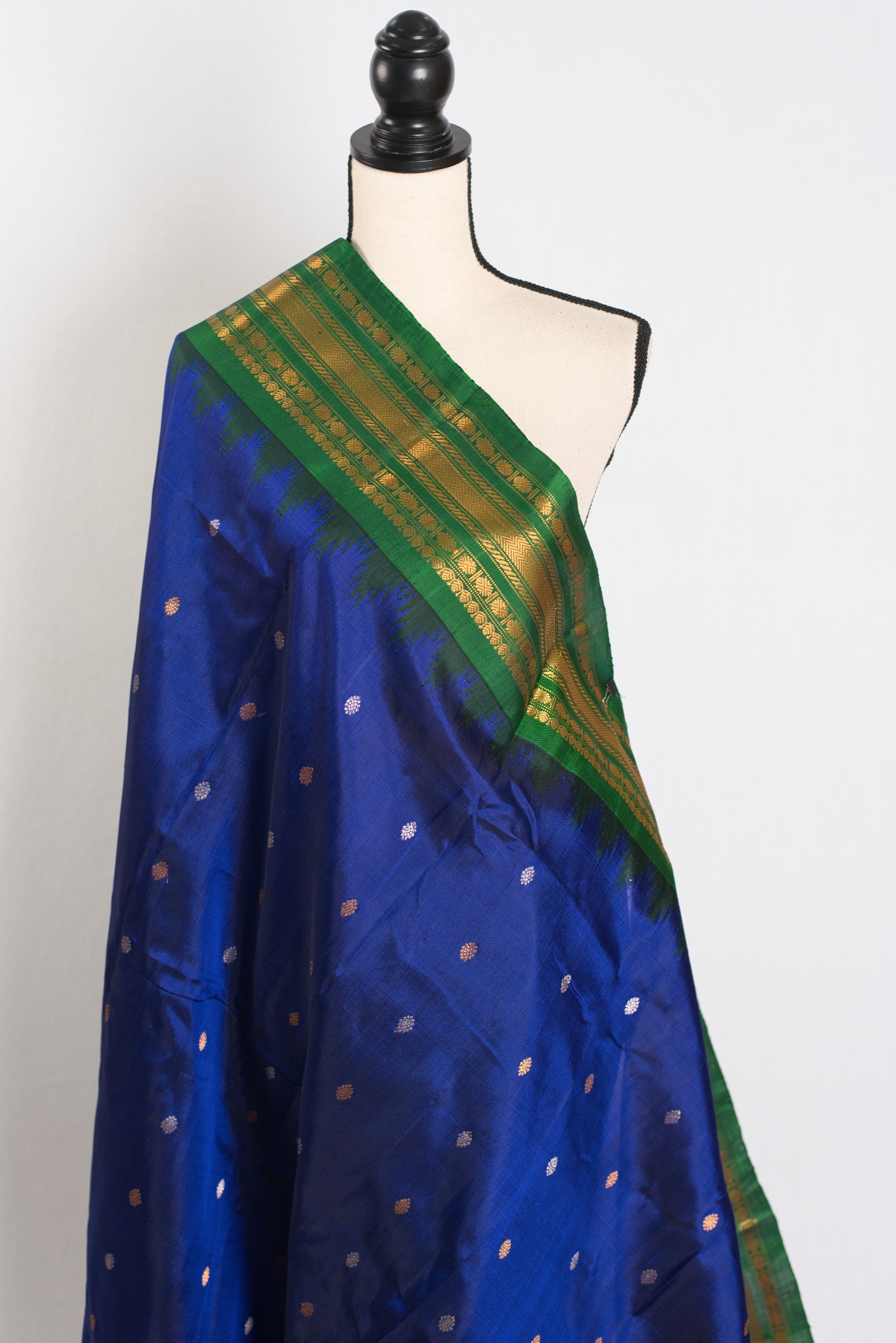 Girija : Ganga Jamuna Border Gadwal Silk Saree in Midnight Blue image 4
