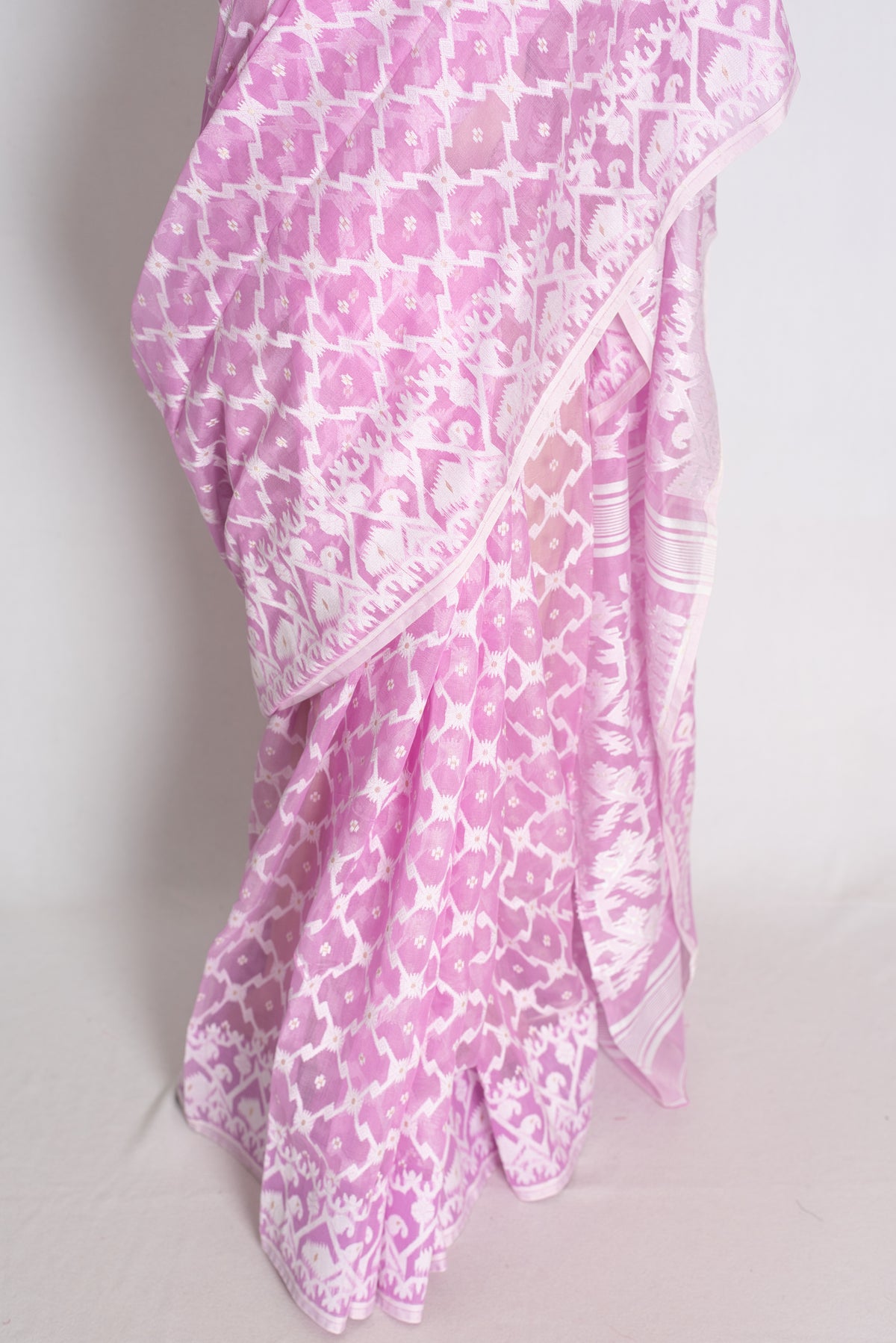 Lilac and White Jamdani saree — pallu view