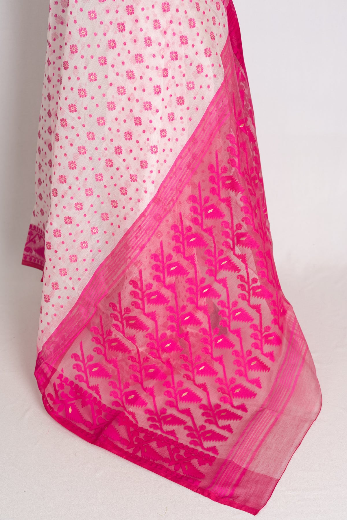 Niva : White and Pink Soft Blended Cotton Bengali Jamdani Saree image 4