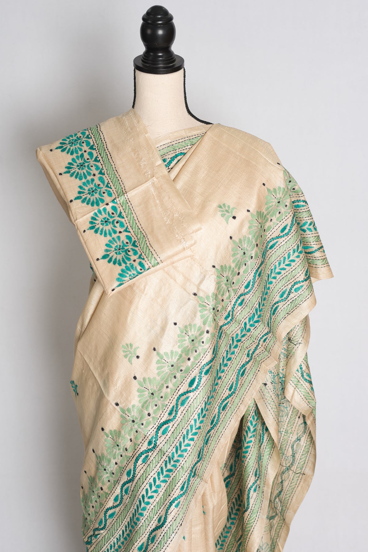 Ishq: Beige Hand-Embroidered Kantha Stitch Silk Mark Certified Tussar Silk Saree image 2