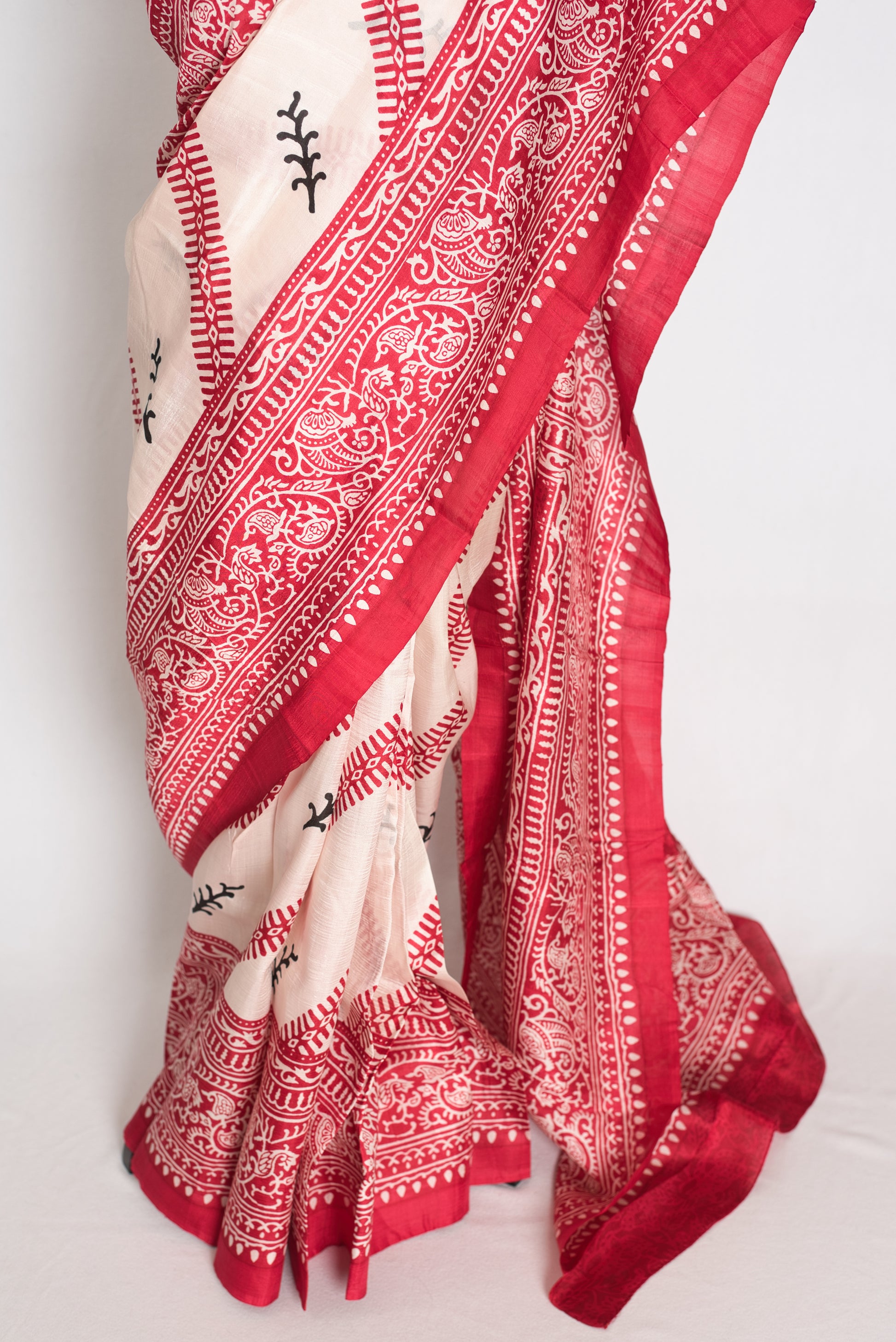 Durga : Traditional Off-White and Red Printed Murshidabad Pure Silk Saree image 6