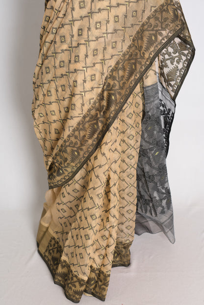 Beige and Black Jamdani saree — pallu view
