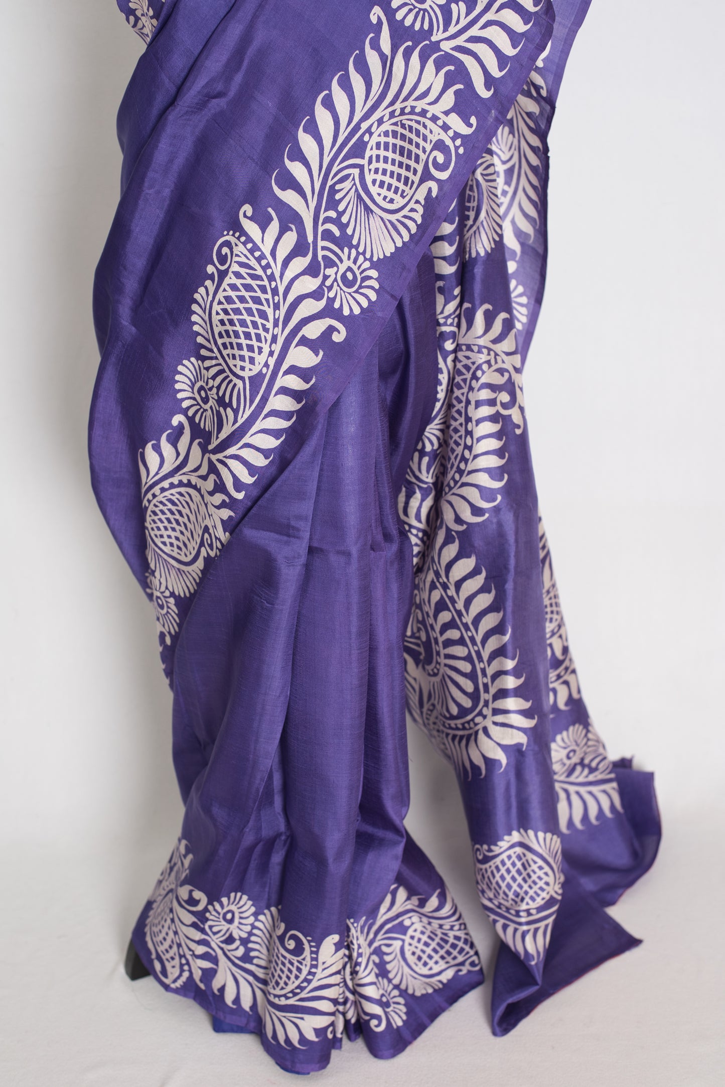 Malathi : Purple and Off-White Hand Batik Pure Murshidabad Silk Saree image 5