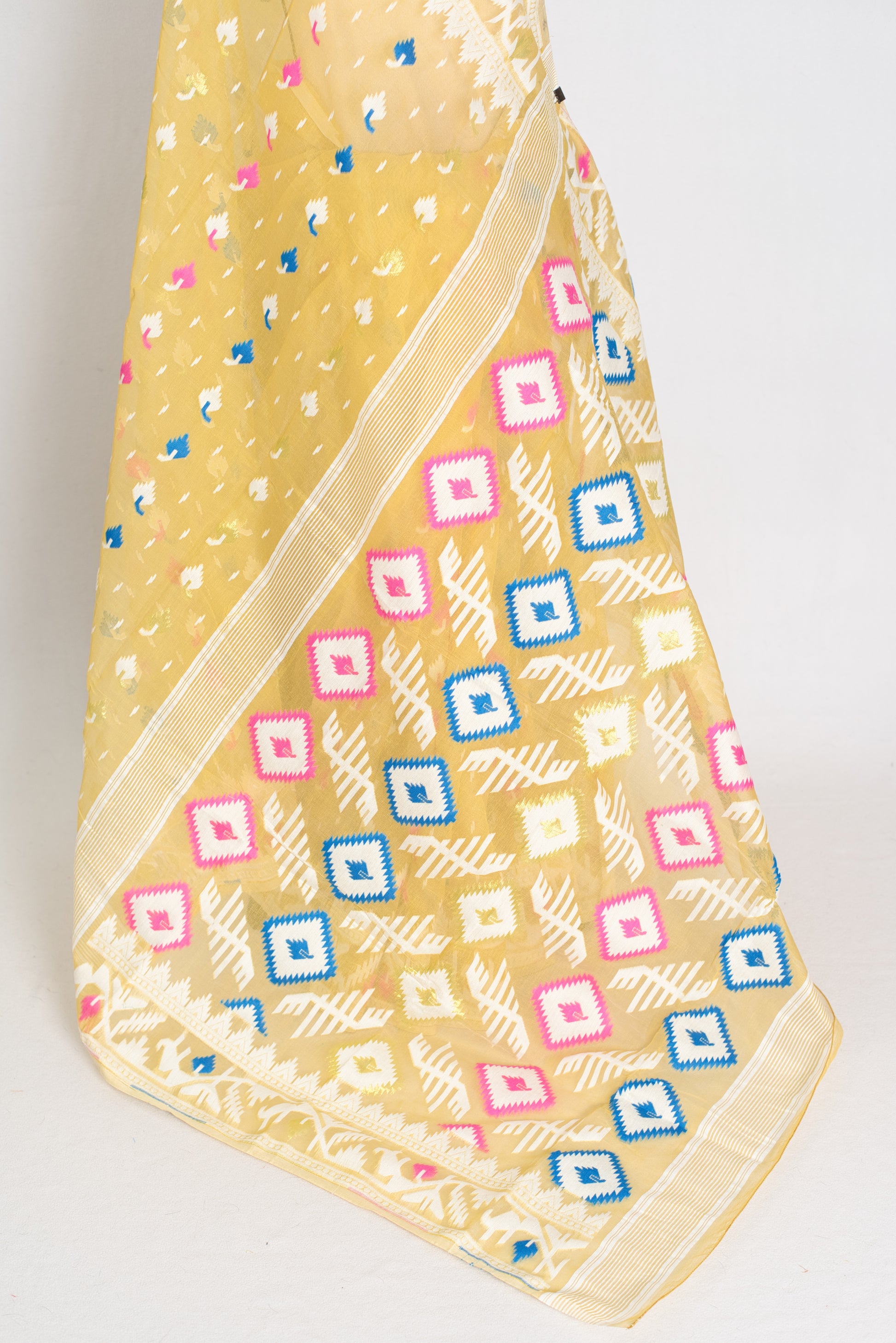 Srija : Blended Soft Cotton Jamdani Bengali Saree in Pineapple Yellow image 3