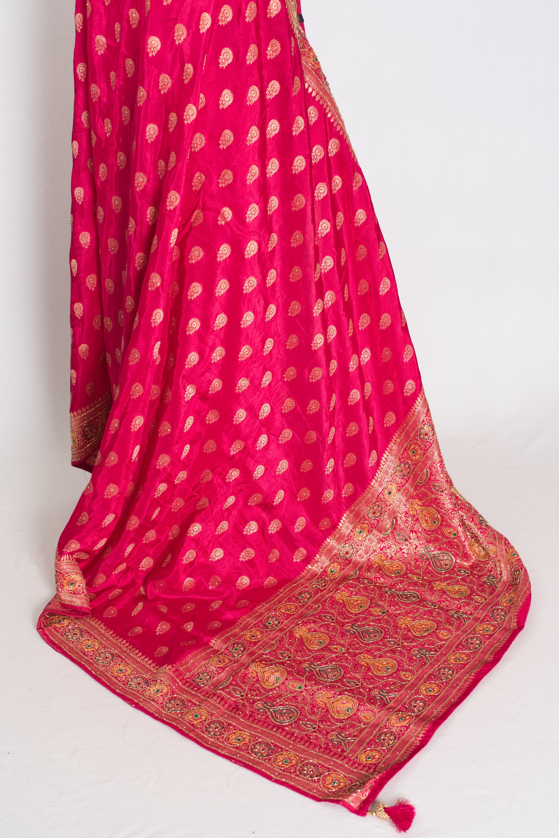 Purvi : Dark Pink and Gold Dola Silk Banarasi Saree - Hand Embroidery image 3