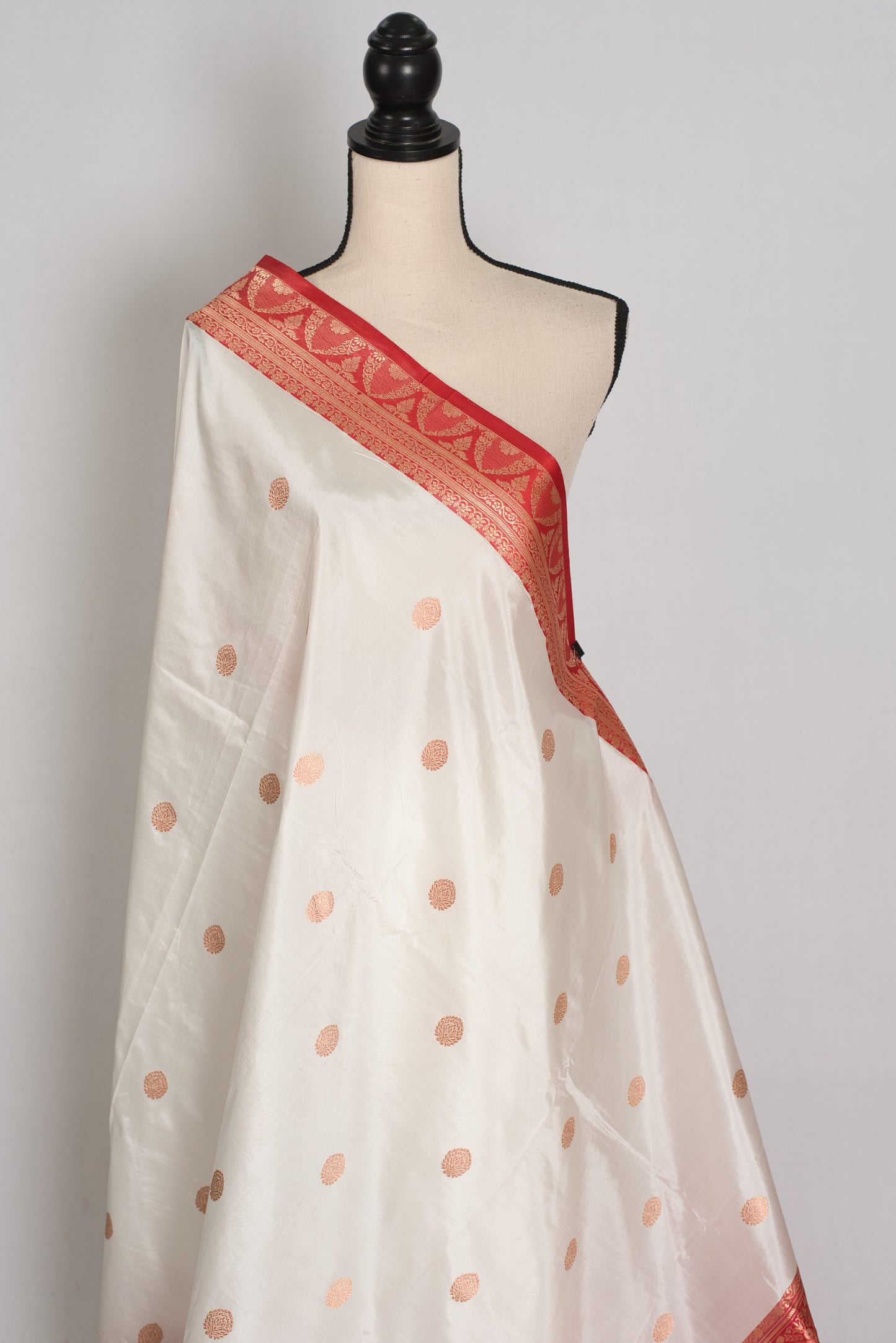 Shreya : White and Red Handwoven Katan Silk Banarasi Saree | Silk Mark Certified image 4