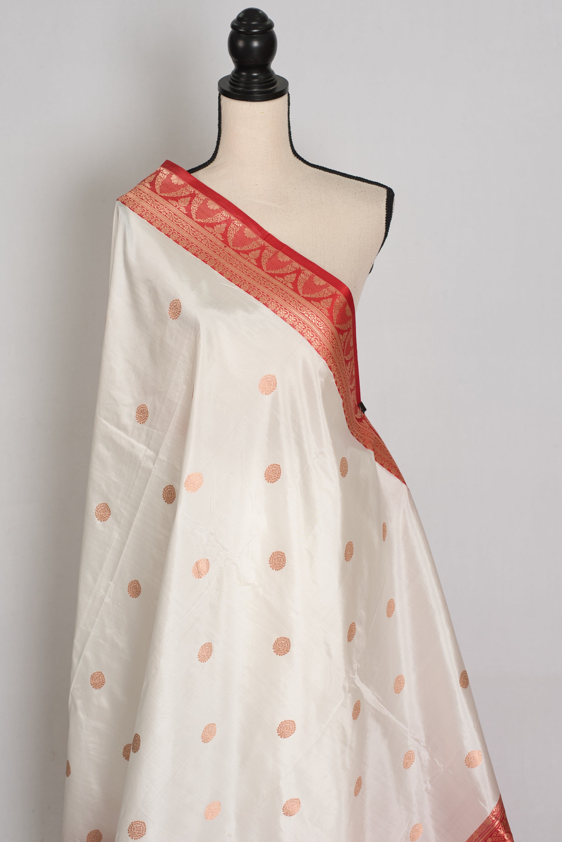 Shreya : White and Red Handwoven Katan Silk Banarasi Saree | Silk Mark Certified image 4